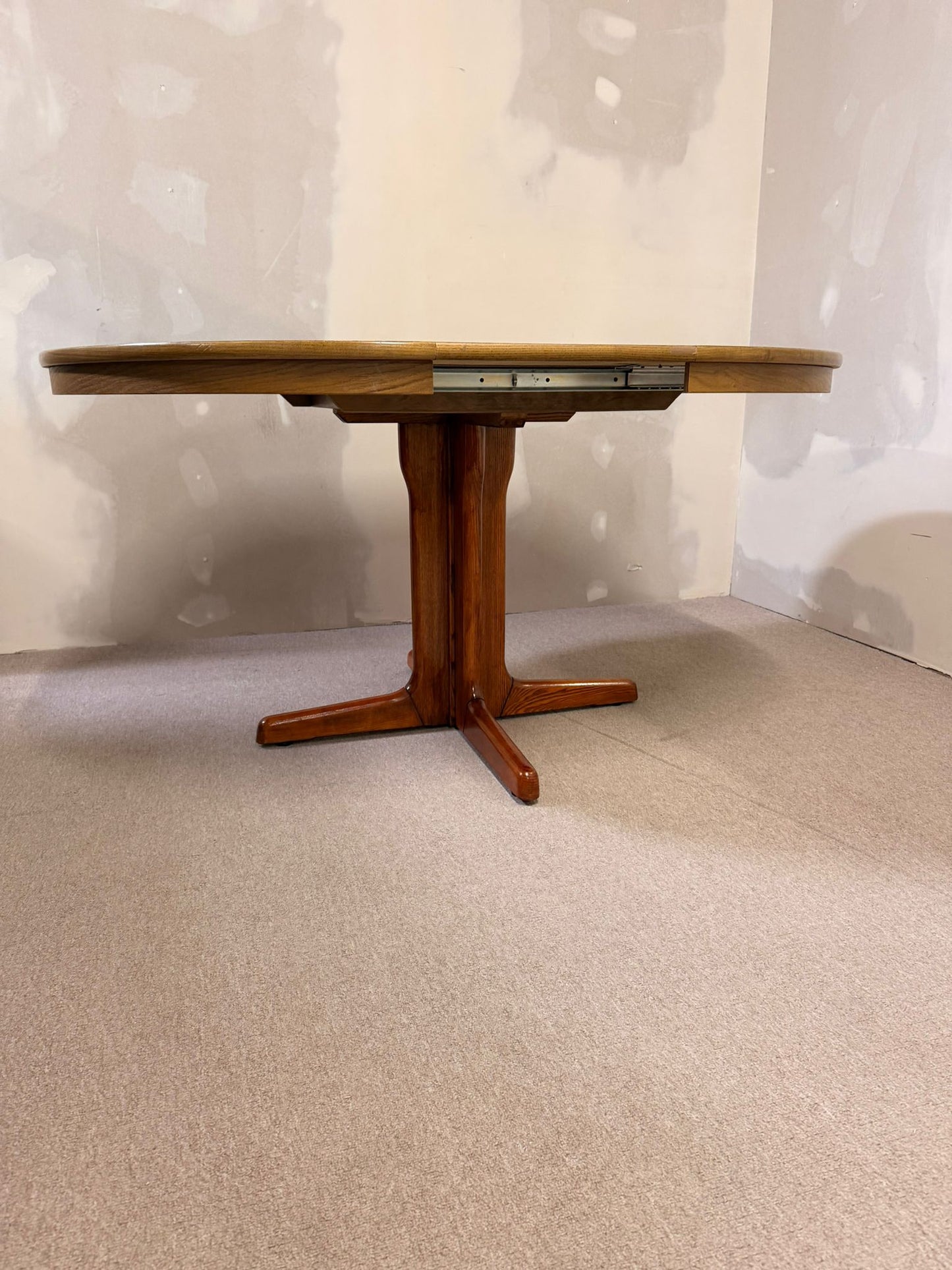 Runder ausziehbarer Mid-Century Esstisch, Dänisches Design