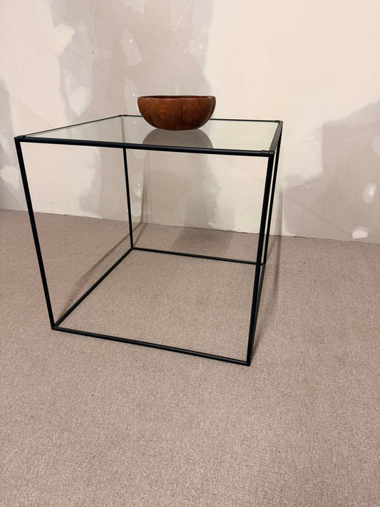 Würfelförmiger Beistelltisch Cube aus schwarzem Metall/ Glas