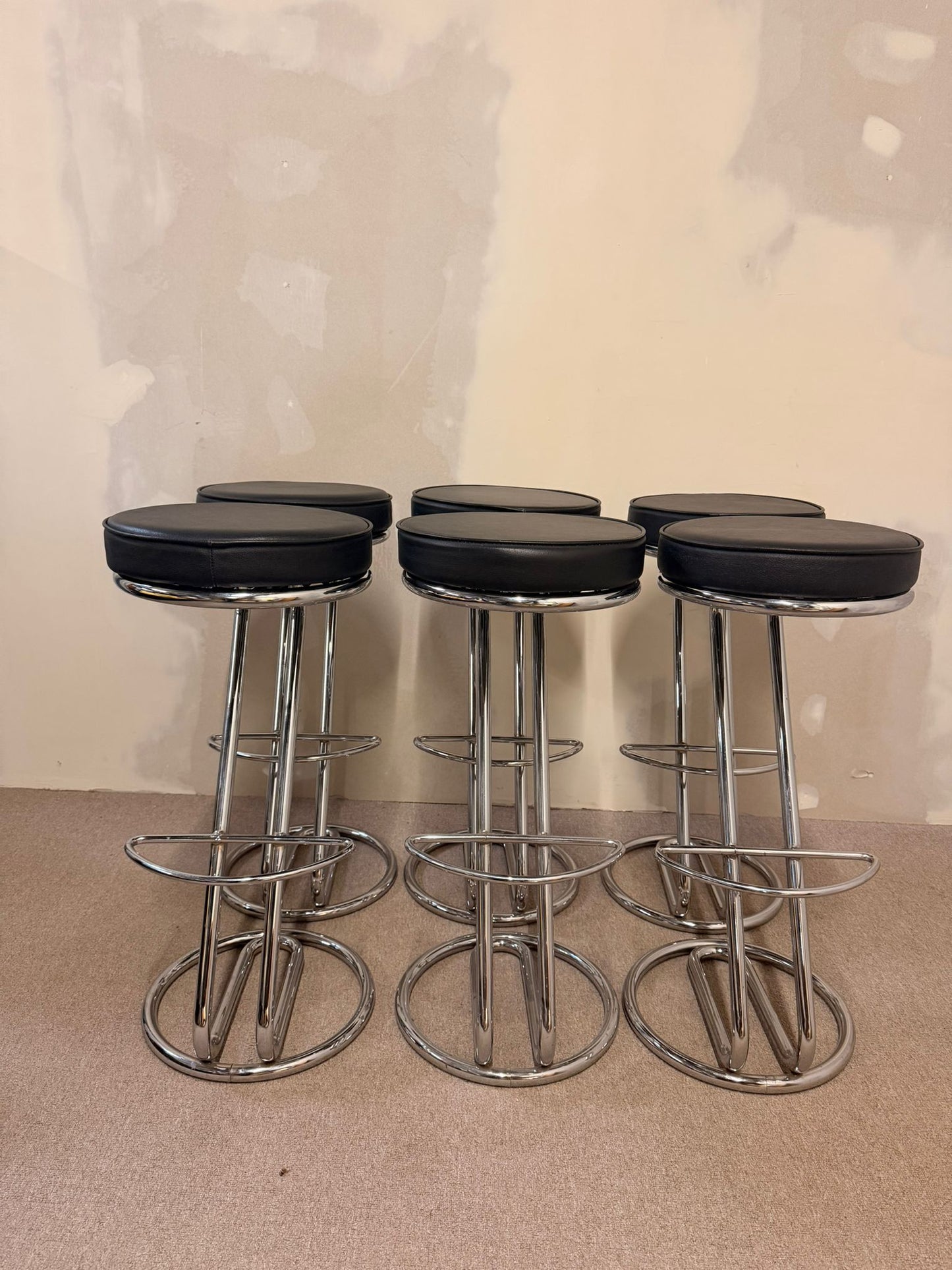 6x Barhocker Z-Modell, schwarze Polsterung mit Chromgestell