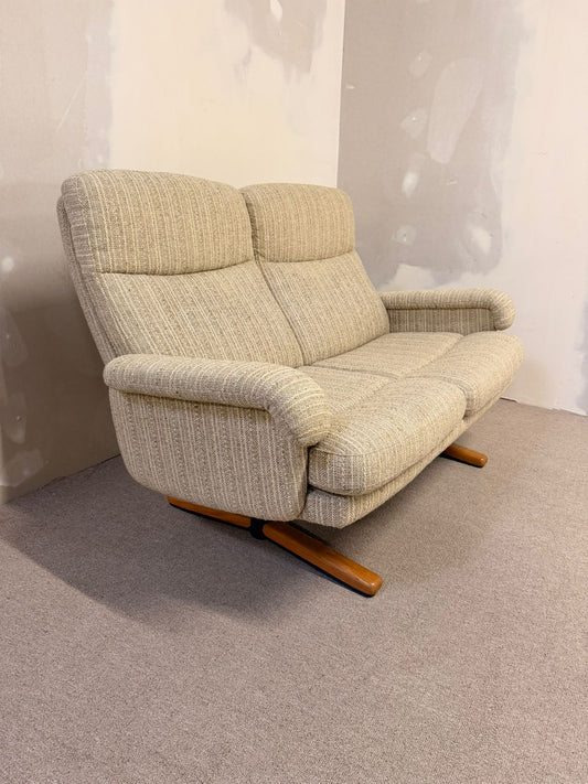 Dänisches Mid Century 2er Sofa mit Strukturstoffbezug, retro