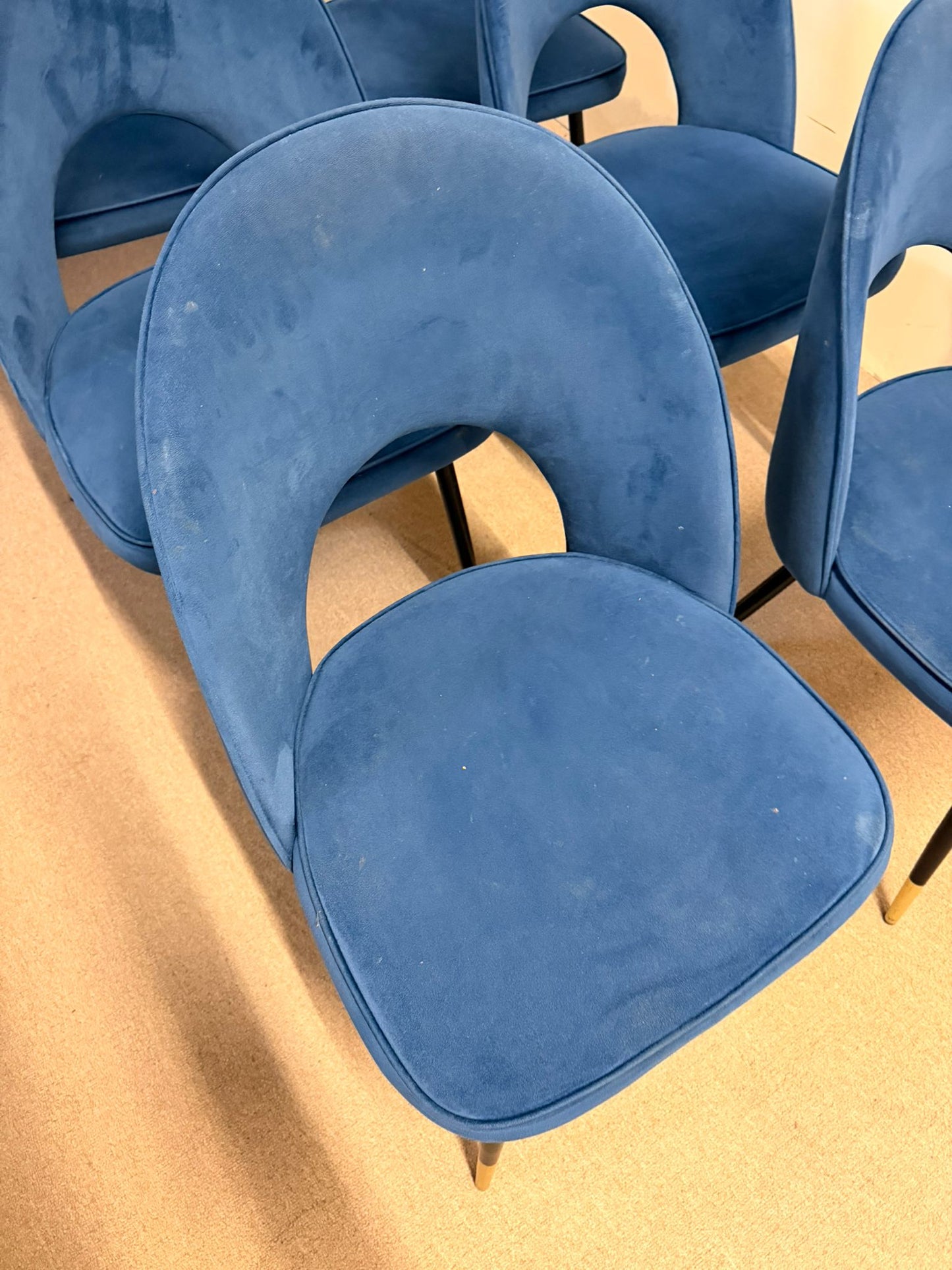 Moderne gepolsterte Esszimmerstühle mit blauem Samtstoff
