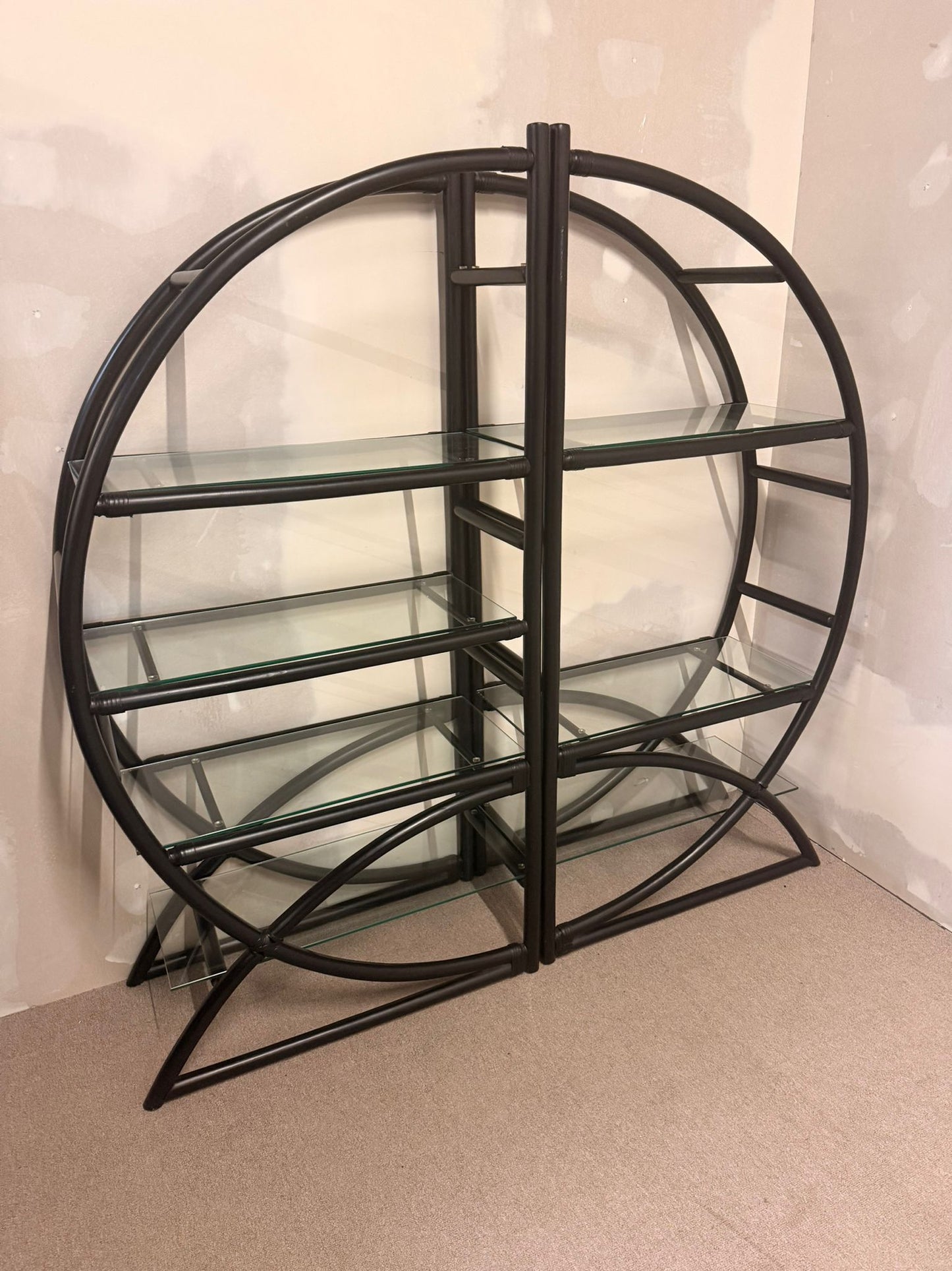 Vintage Designer Raumteiler aus Rattan, Bambusregal mit Glas