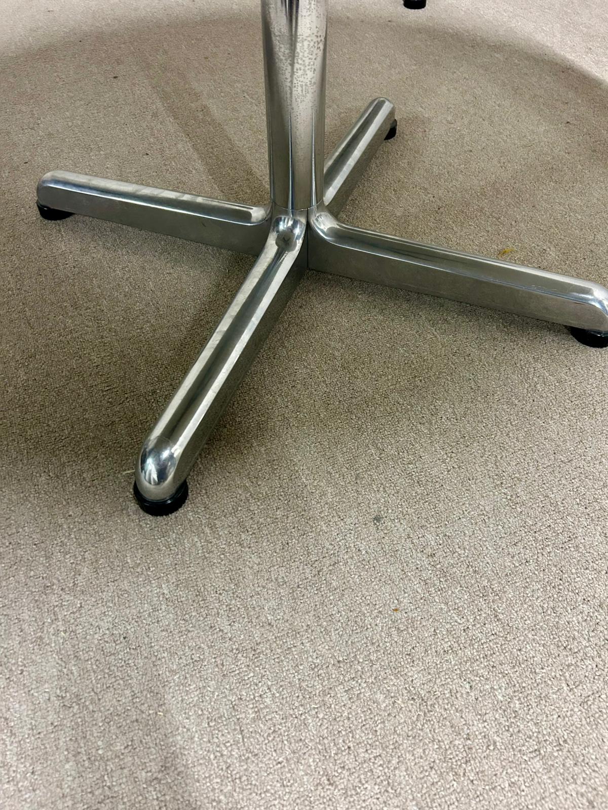 Runder Tisch mit weisser Platte + Chromfuss, Büro, 2x verf.