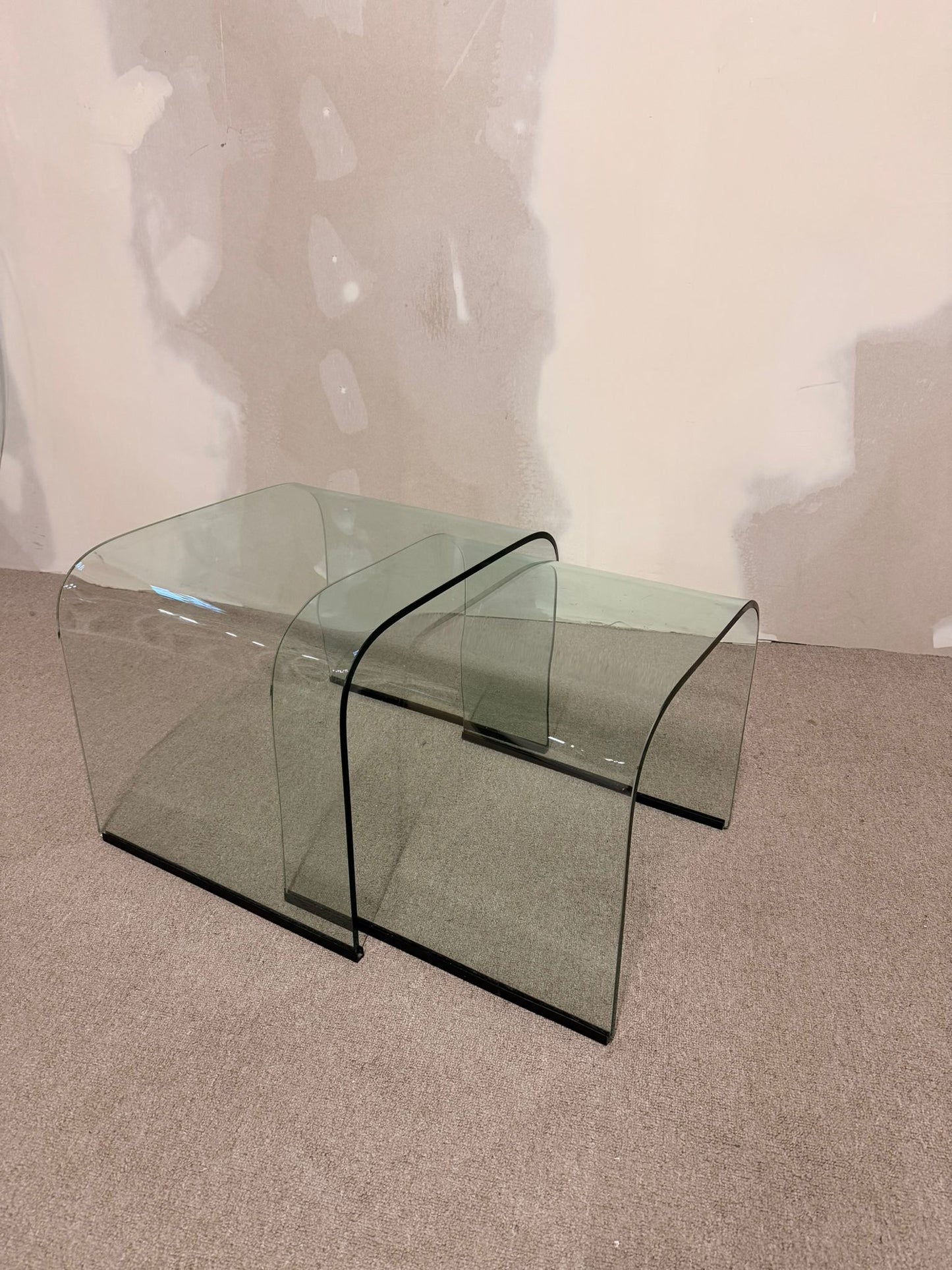 2er Set Gebogene Glas Beistelltische Waterfall Satztische