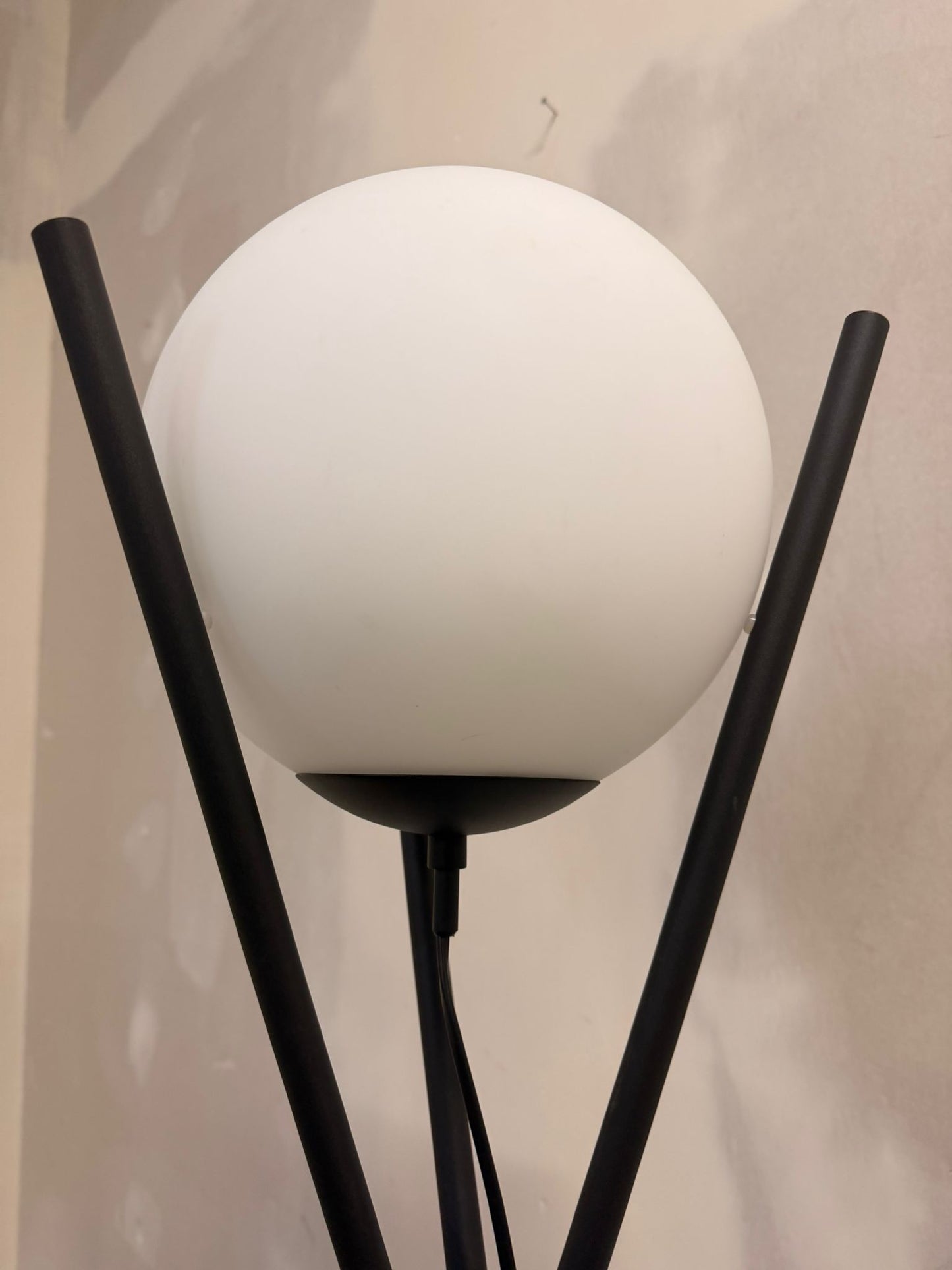 Stylische dreibein Stehlampe mit Glaskugel und Metallständer
