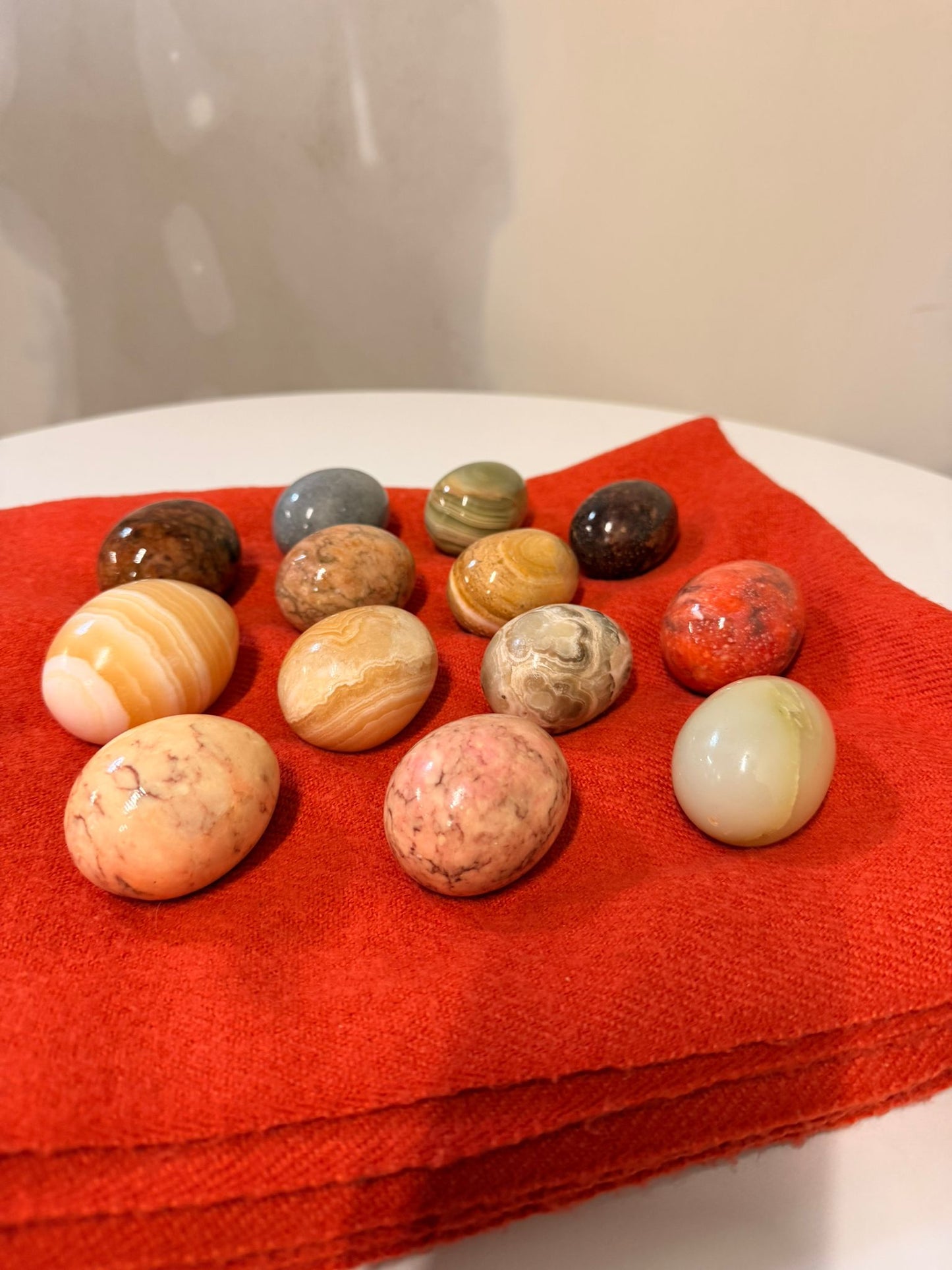 Set aus 13 polierten Naturstein Eier versch. Mineralien