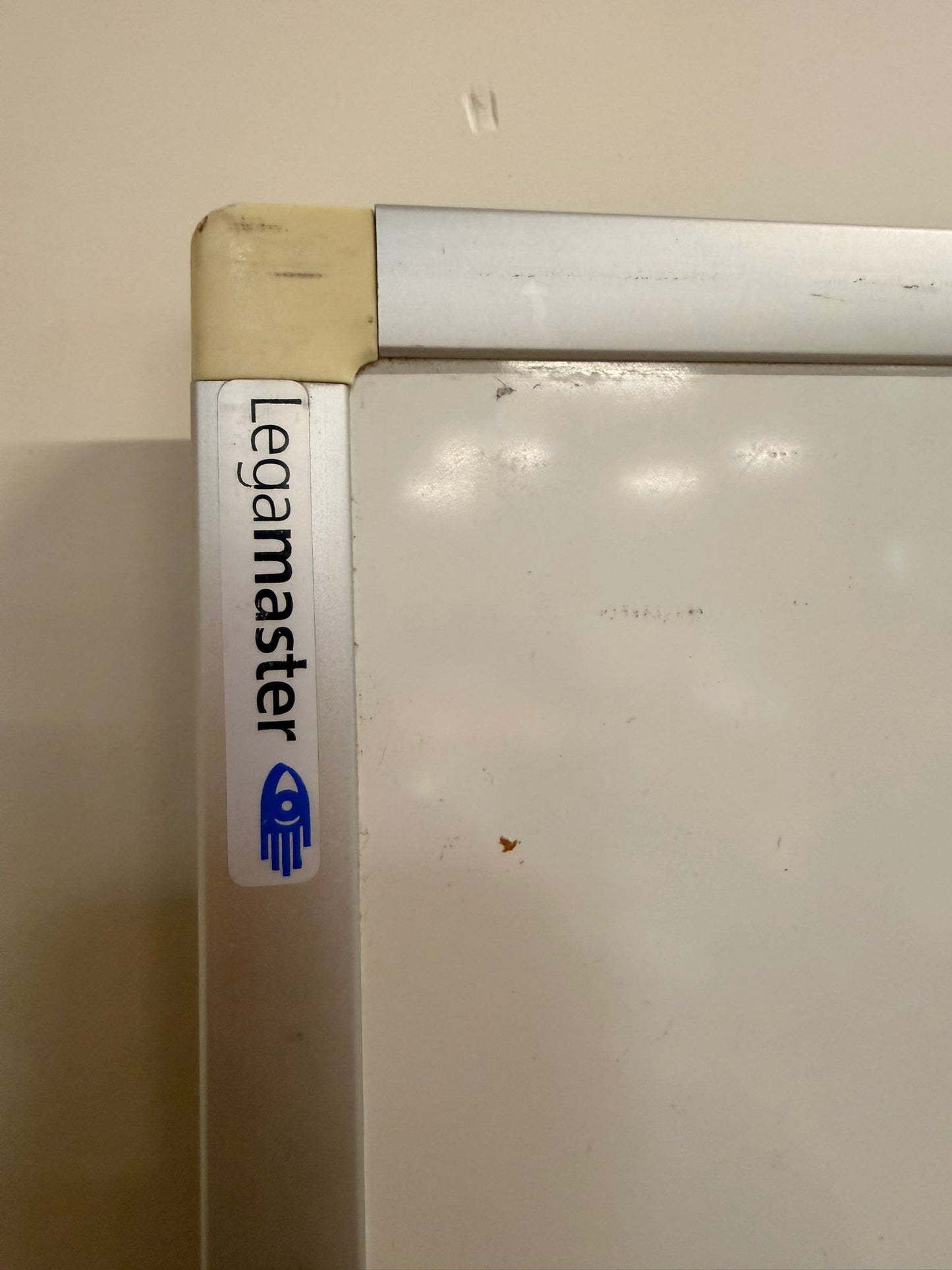 Whiteboard Magnettafel von Legamaster mit Wandsticker