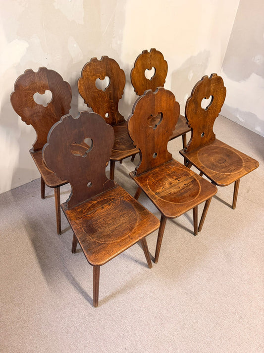 Bauernstühle Stabellen aus Holz im Landhausstil mit Herzform
