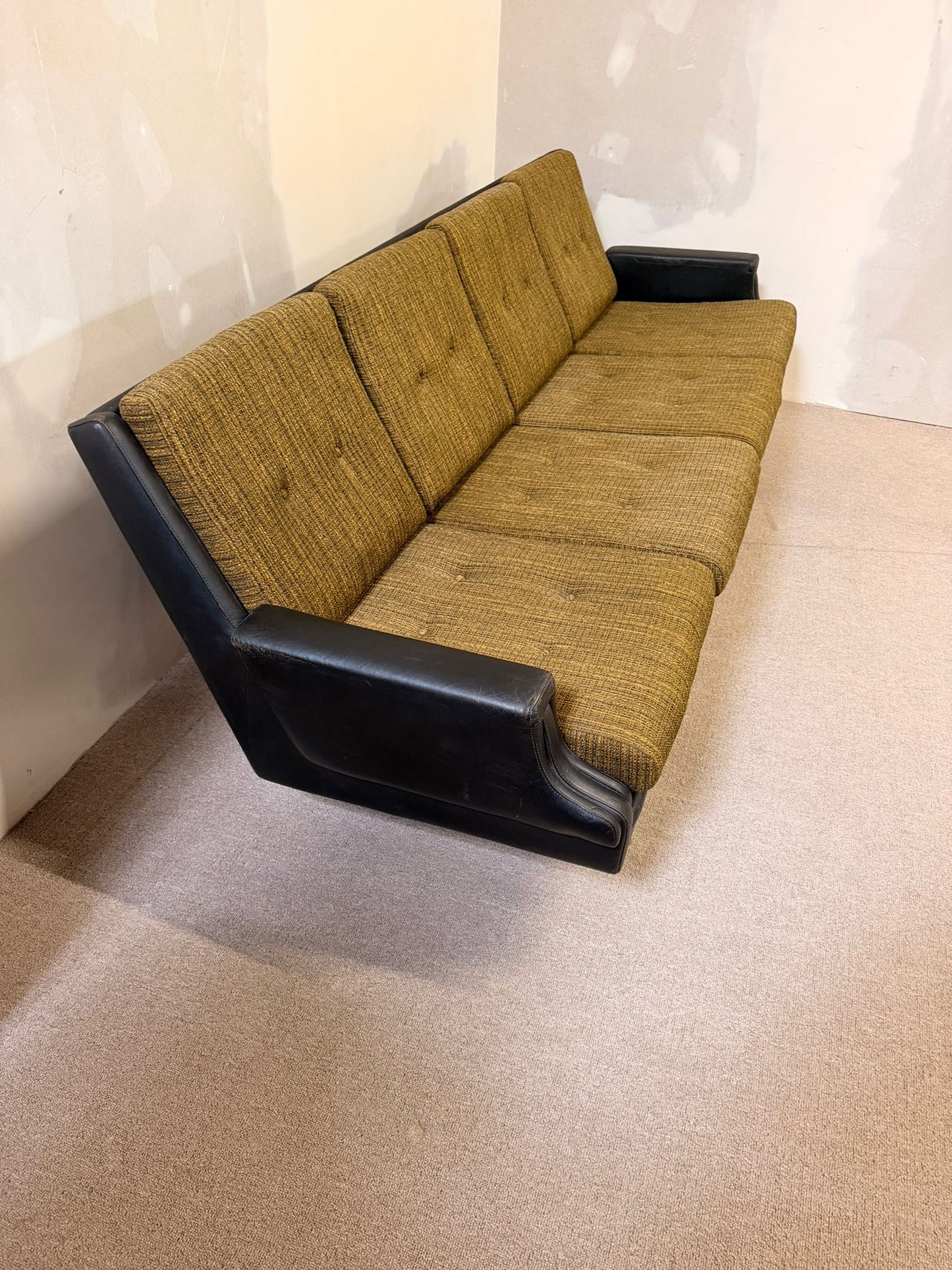 Edles vintage 4-sitzer Sofa mit Metallfüssen, Leder 70`s