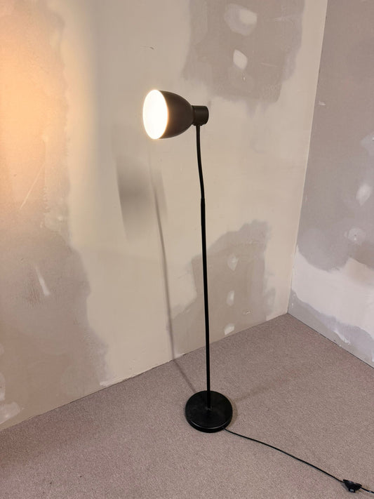 Schwarze Stehlampe im Bauhaus Stil verstellbar