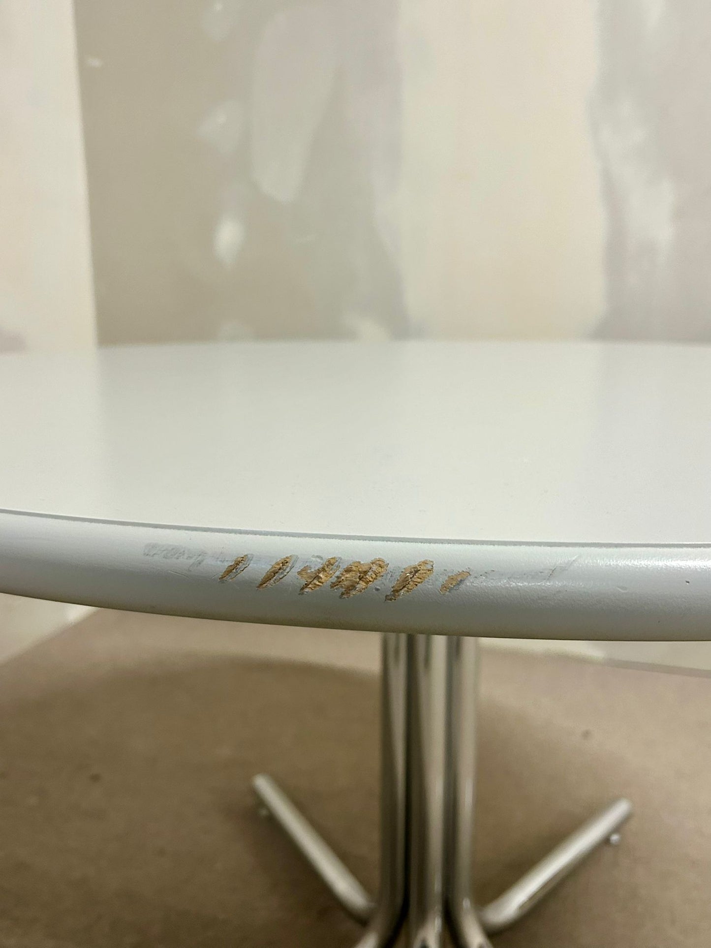 Runder Tisch mit Chrom-Füsse und grau-weisser Platte