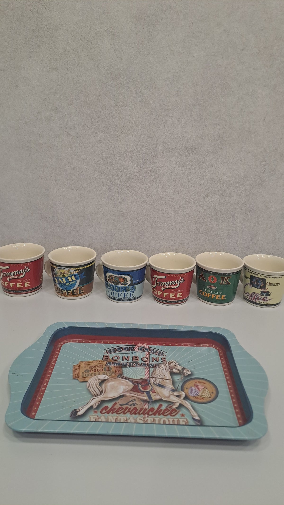 Natives Vintage-Stil Kaffee-Set: 6 Tassen und Metall-Tablett