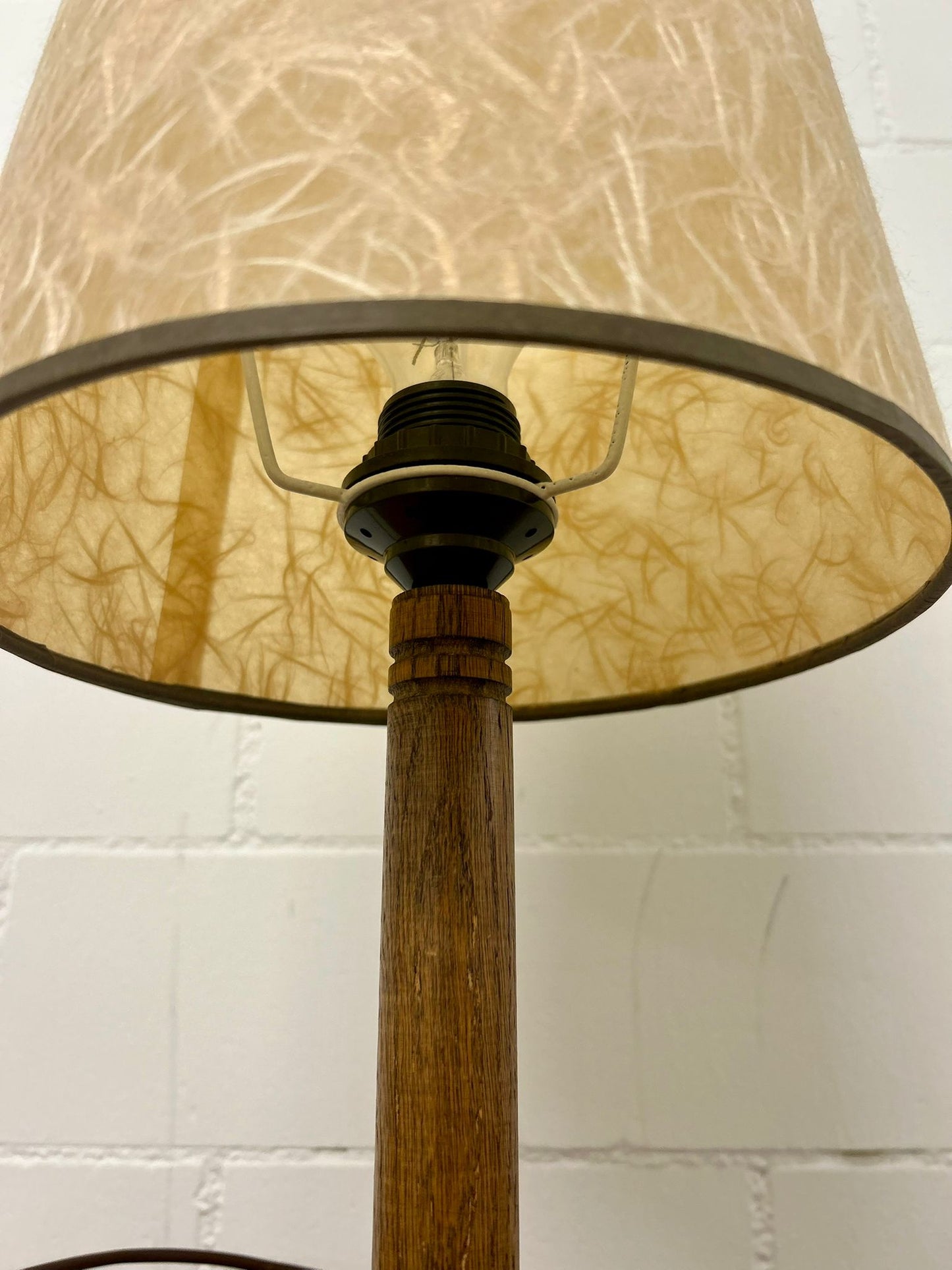 Vintage Tischlampe Holzfuss Lampenschirm aus Pergament