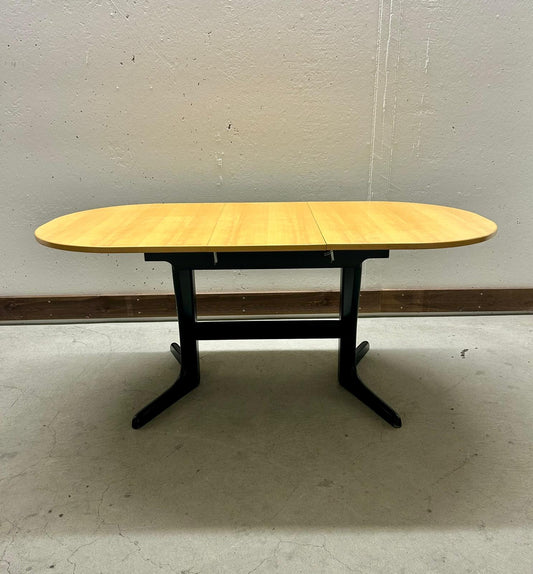 Ausziehbarer Esstisch helles Holz schwarzes Gestell oval