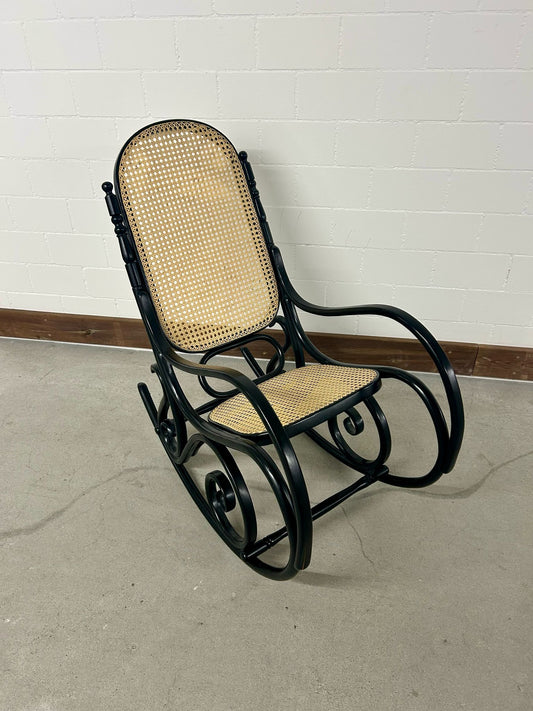 Schaukelstuhl, schwarz, Wiener Geflecht, im Thonet Stil