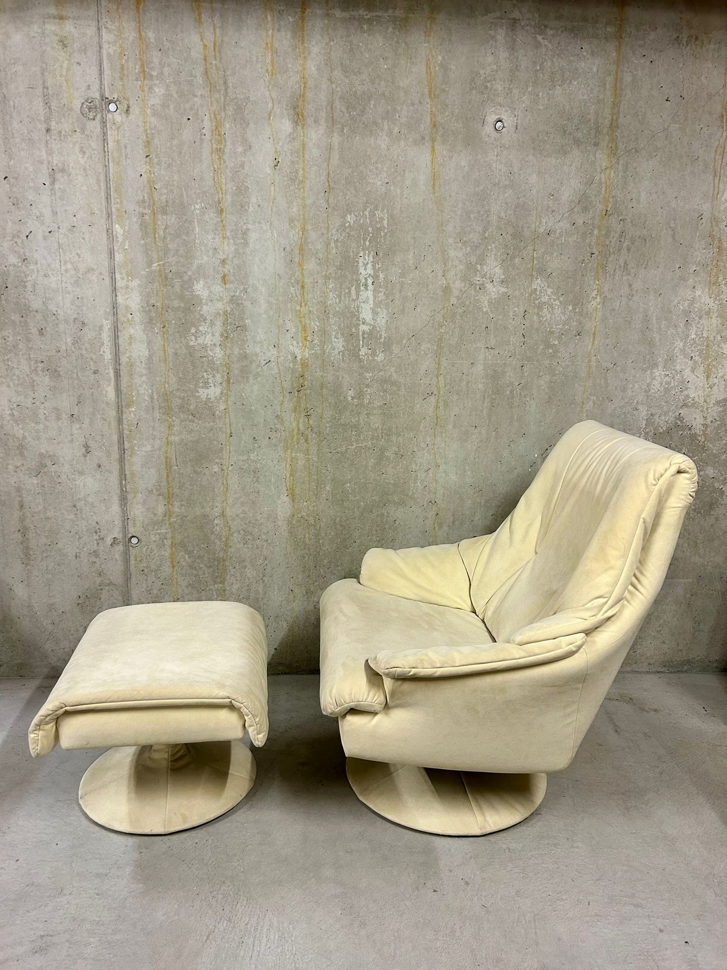 Bequemer Wildleder Sessel mit Hocker, von a.r.s, Relax Sessel