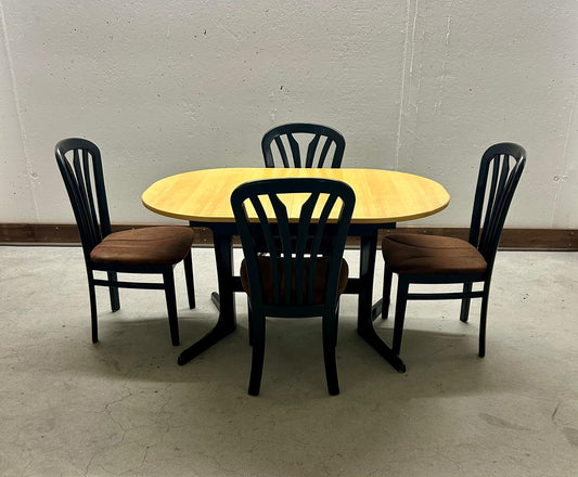 Esstischgruppe, 1 ausziehbarer Tisch und 4 Stühle, 5 teilig