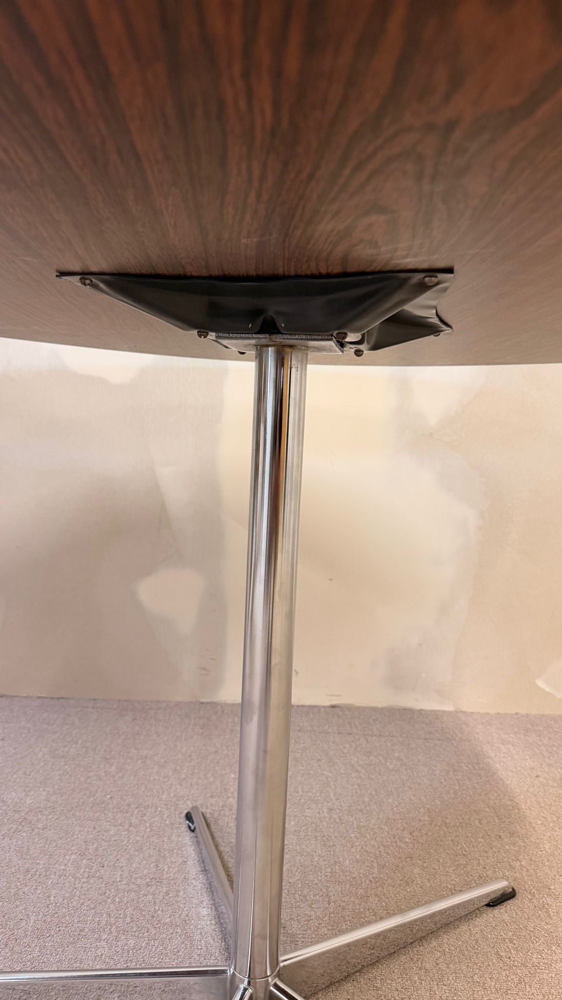 Runder vintage Tisch weiss mit Chromfuss in Sternenform
