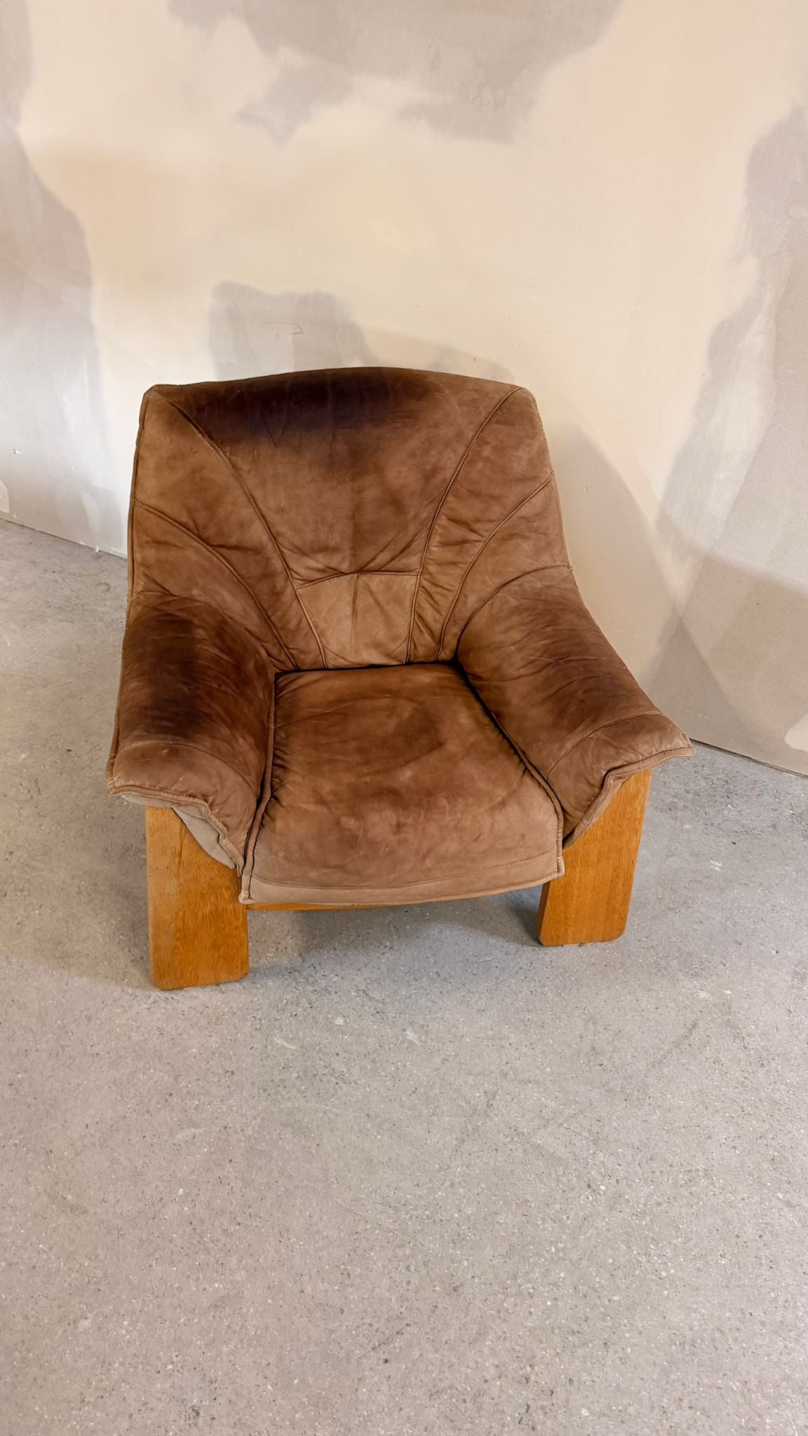 Brutalistischer Sessel aus Leder und Teakholz aus den 70er