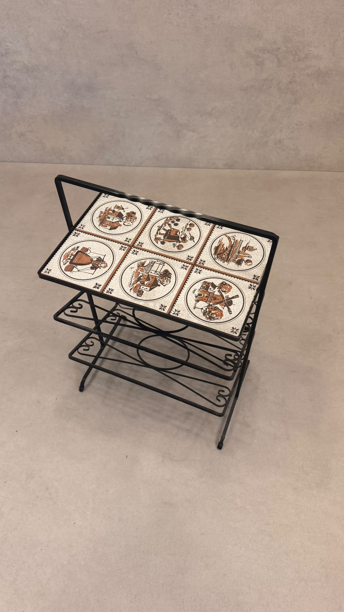 Kultiger Vintage-Zeitungsständer / Beistelltisch mit Resopal