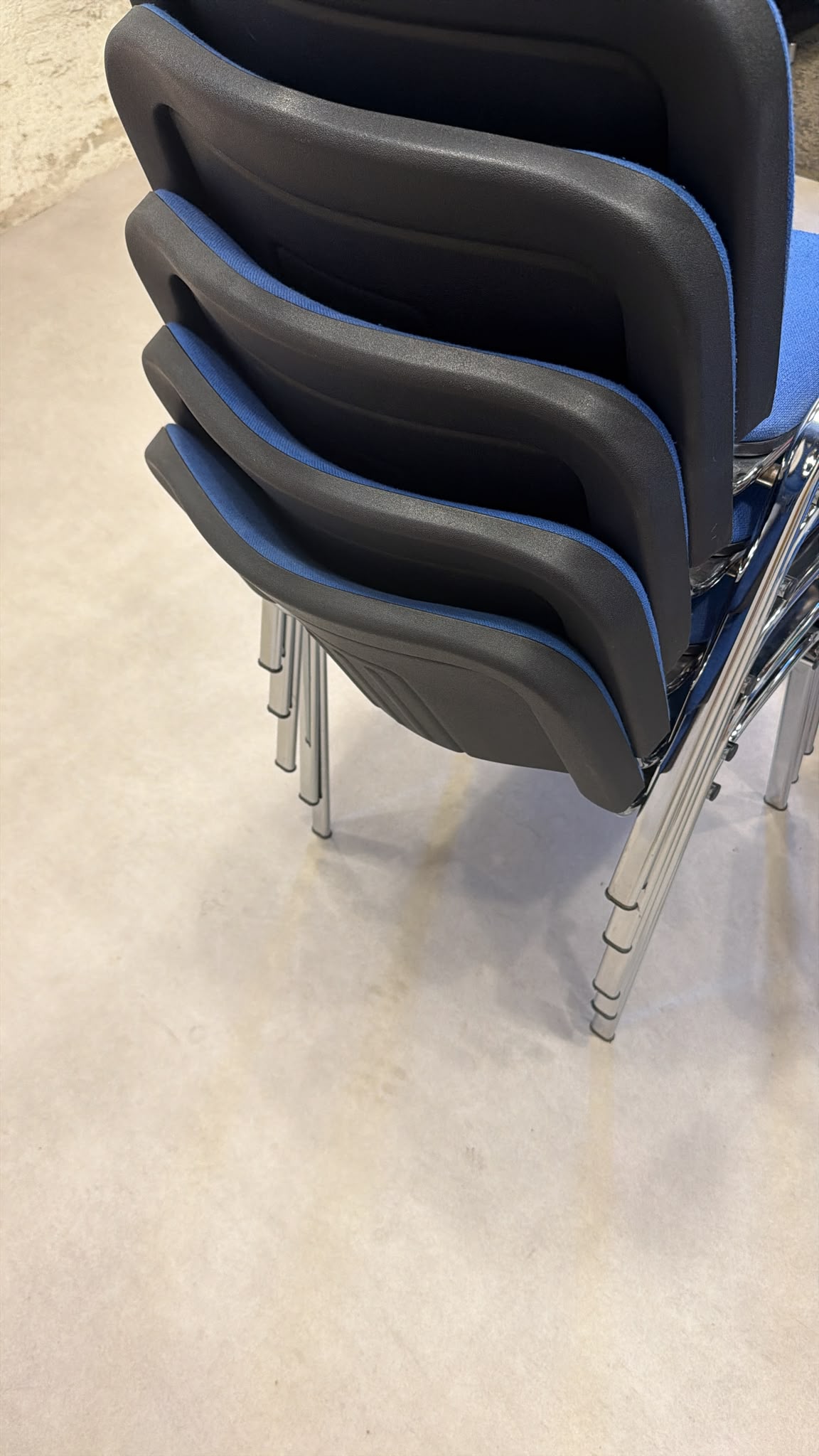 Stapelstühle blau gepolstert mit Chromgestell