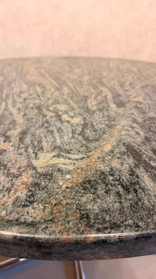 Runder Tisch aus Granit mit Chromgestell