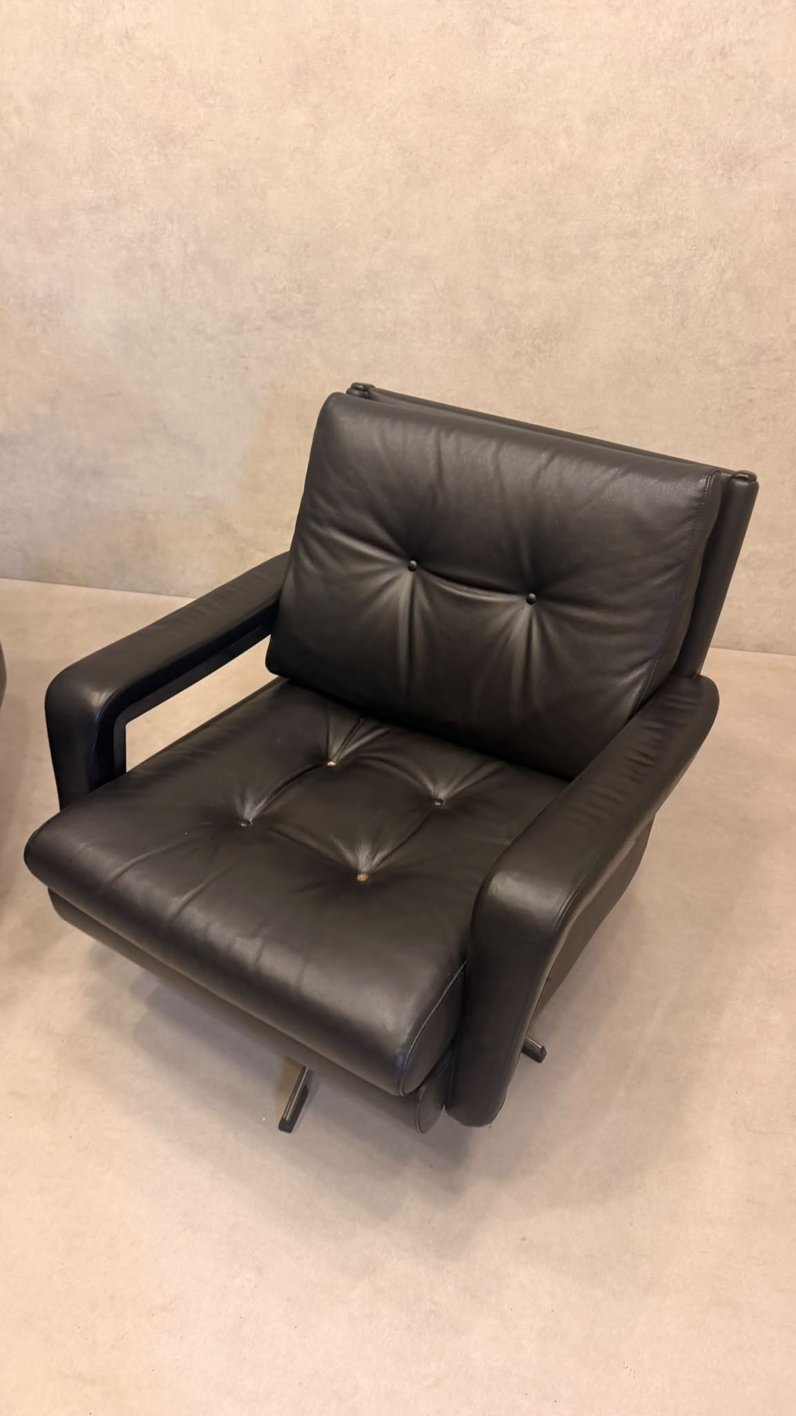 Vintage Sessel aus schwarzem Leder im Knoll-Stil