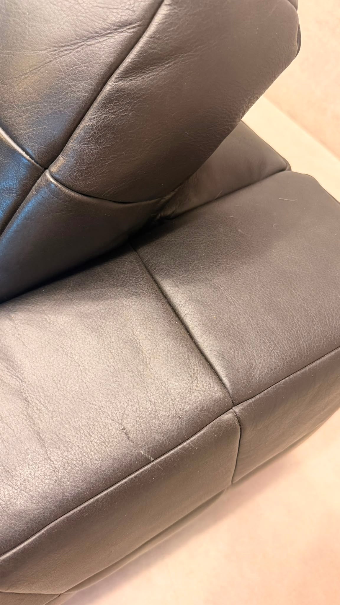 Premium Vintage Sofa aus Leder in schwarz im Kubus-Design