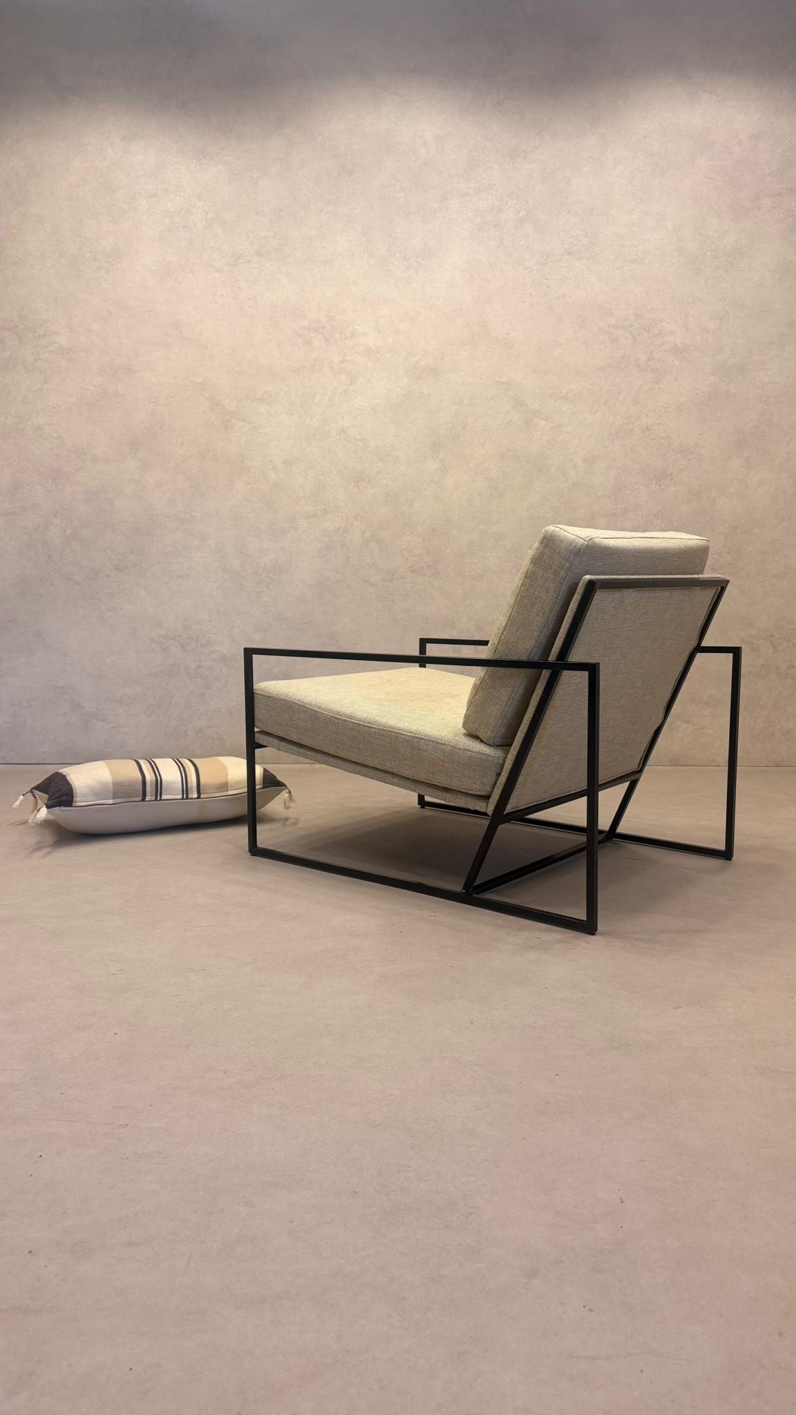 Moderner Lounge-Sessel mit schwarzem Metallgestell