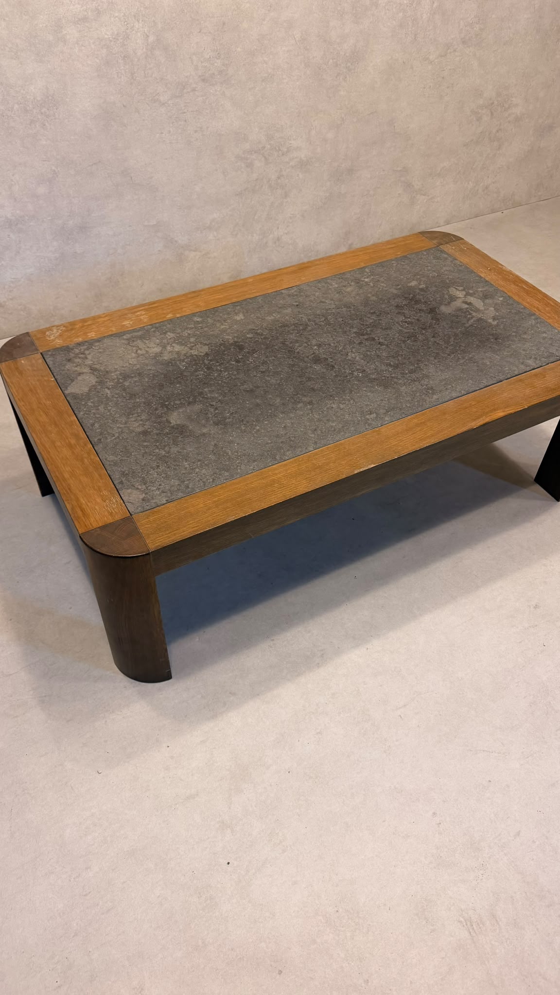Brutalistischer Eiche Couchtisch mit Schieferplatte 70er
