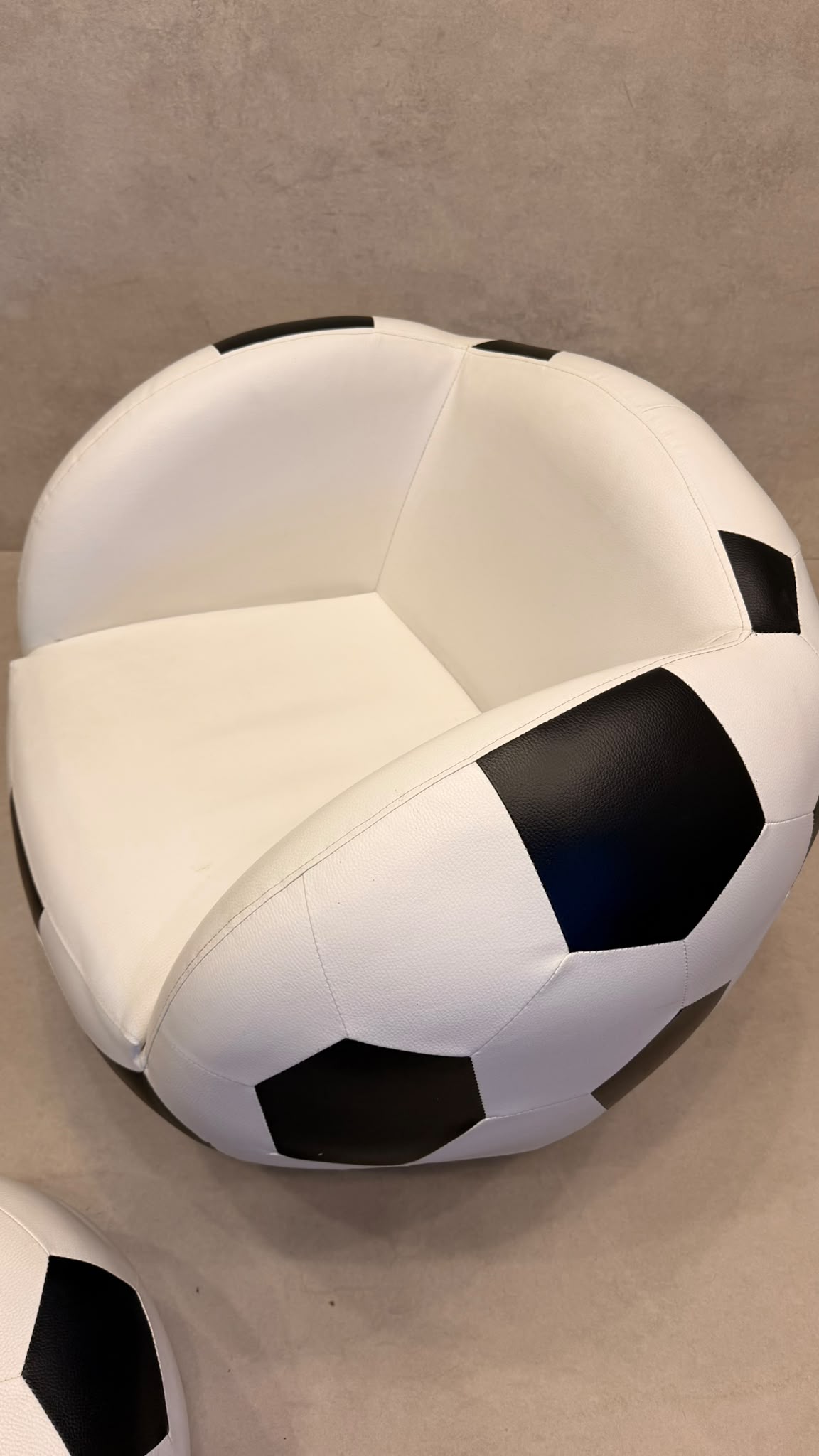 Design Fussball Sessel drehbar mit passendem Hocker