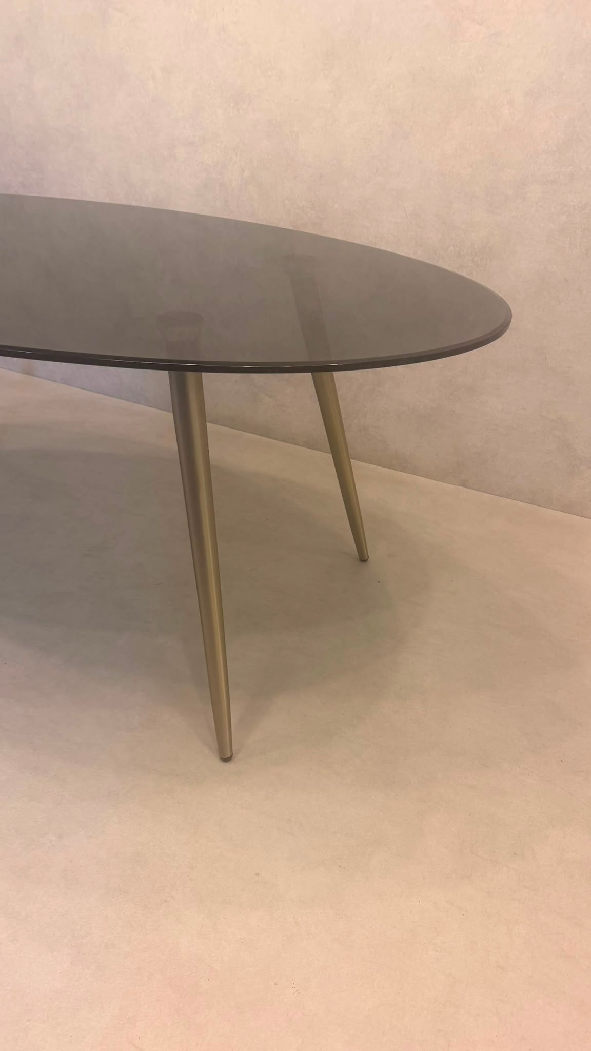 Ovaler Design Esstisch mit Rauchglas & Metallgestell
