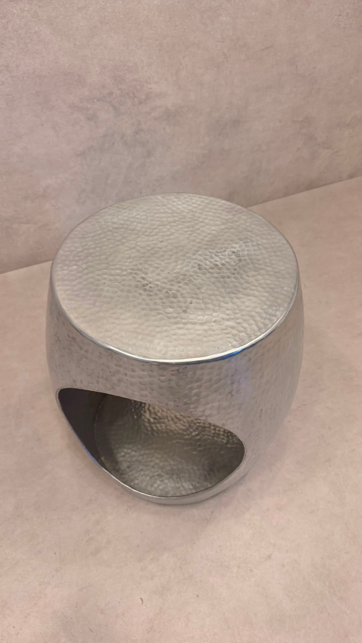 Design Beistelltisch aus gehämmertem Metall Silber