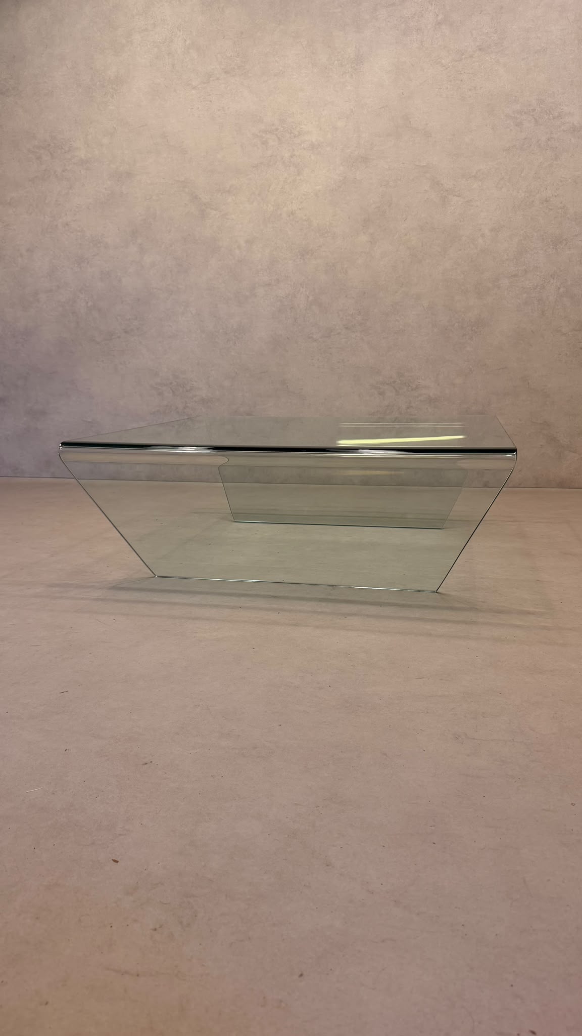 Italienischer Couchtisch Coffee Table aus gebogenem Klarglas