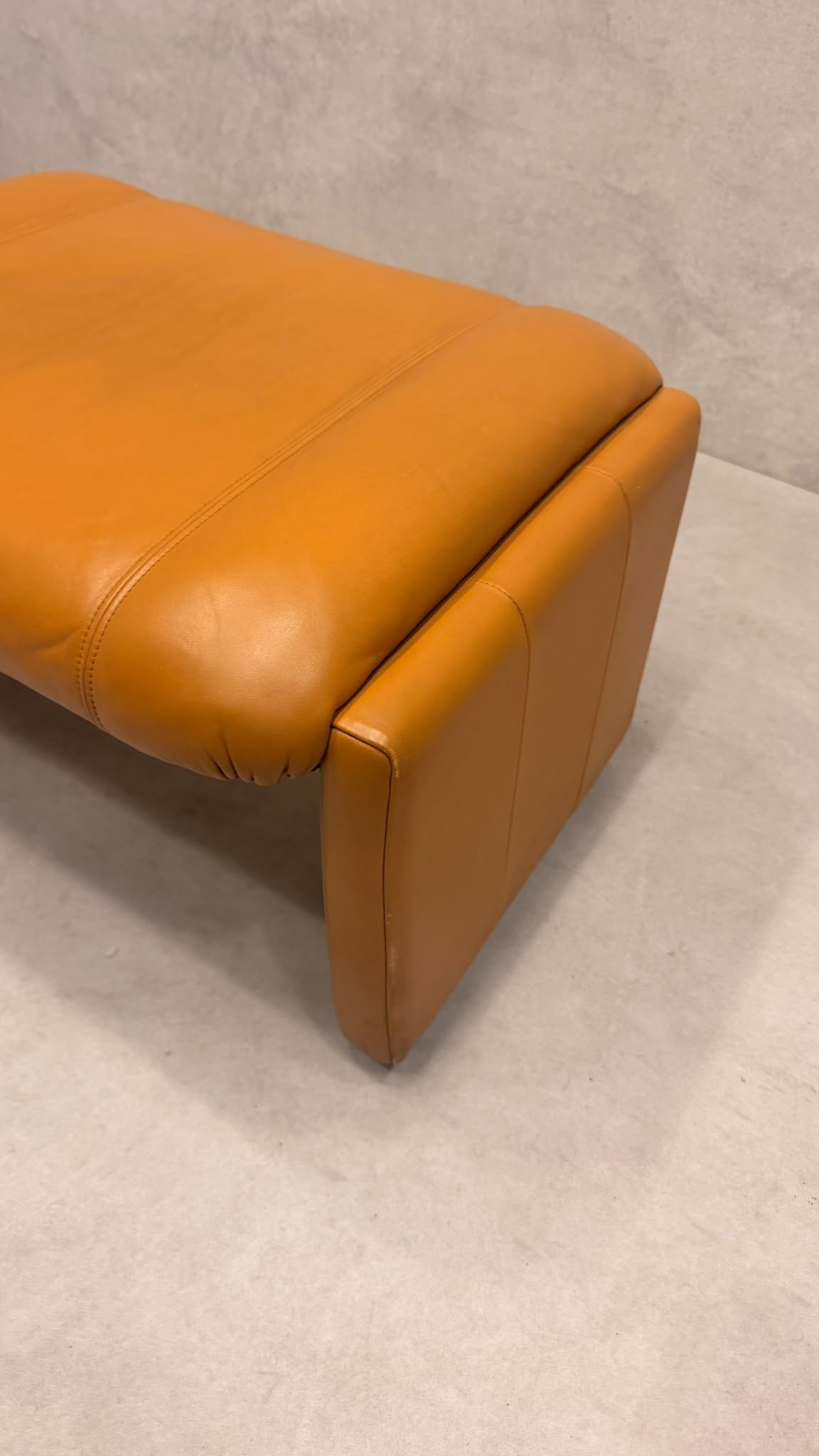 Vintage De Sede DS-31 Hocker aus Leder in cognac orange