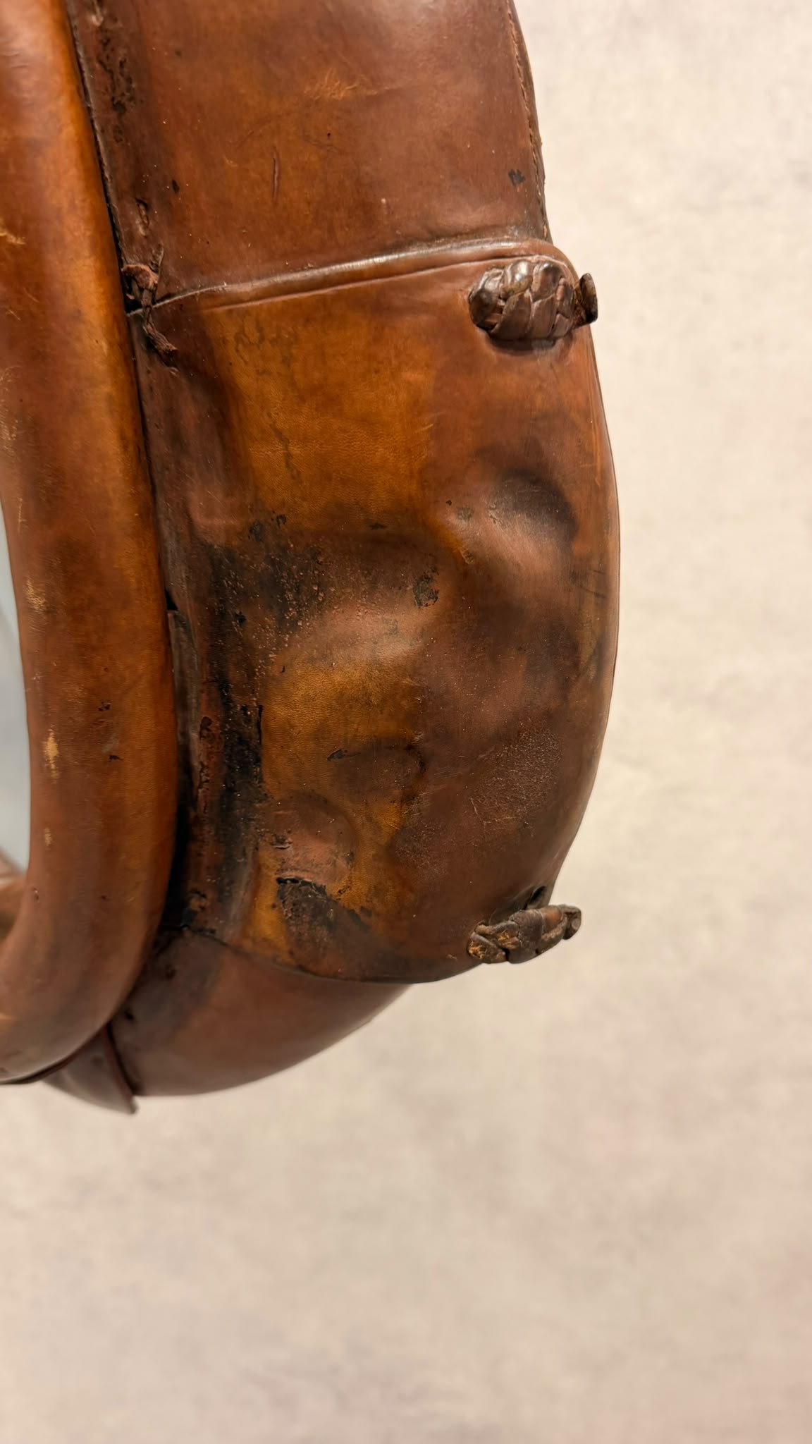 Schweizer Leder Pferdekummet Wandspiegel aus dem 20. Jh.