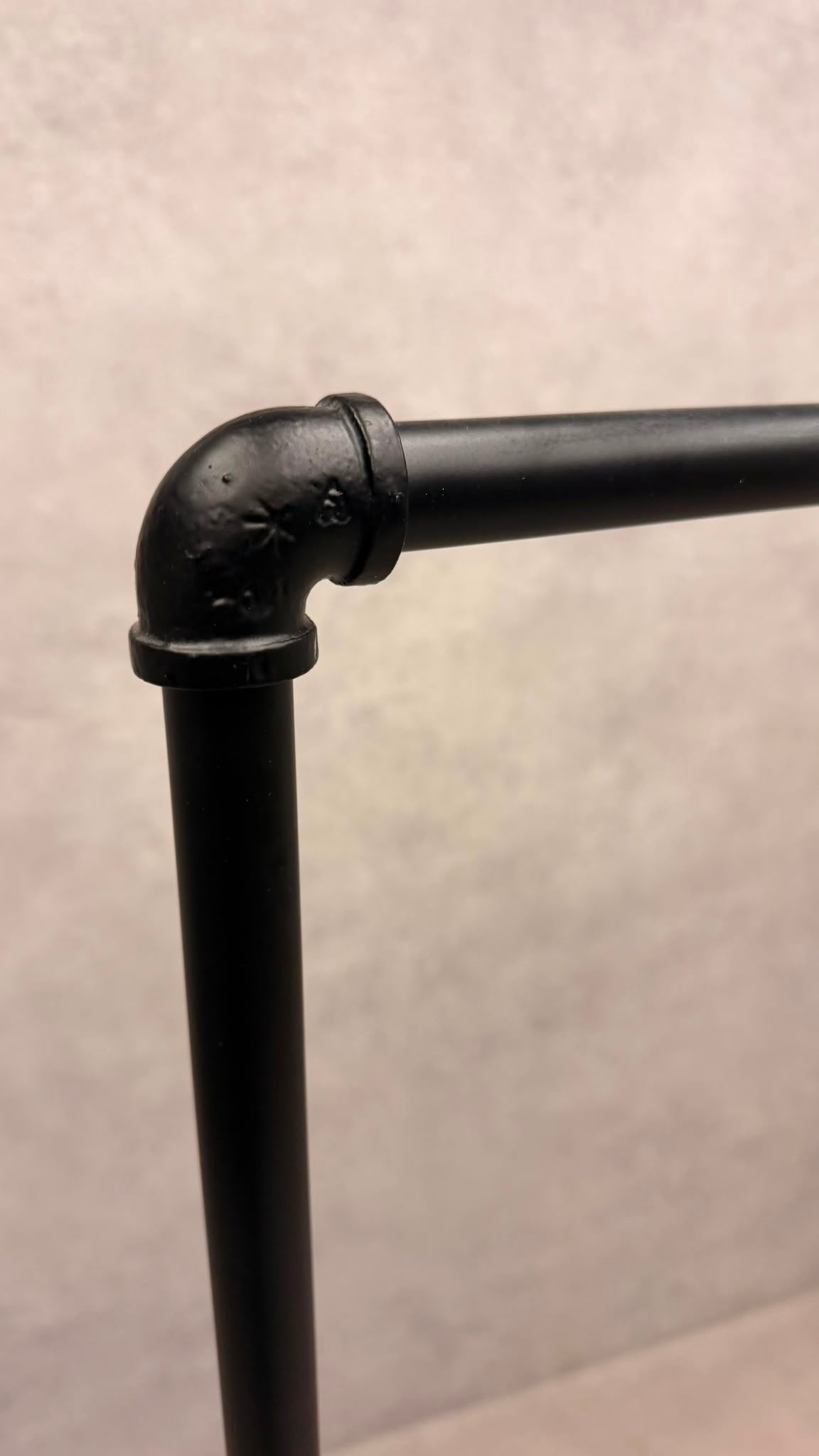 Kleiderständer Industrial Style schwarz – Wasserrohr