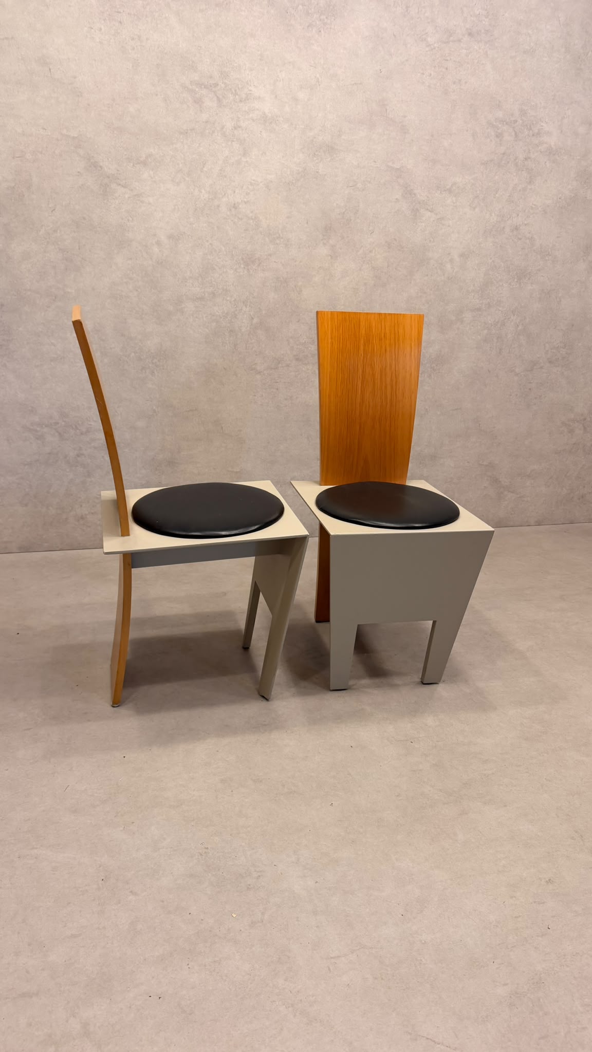 Postmoderne italienische Design Stühle mit Holzrückenlehne