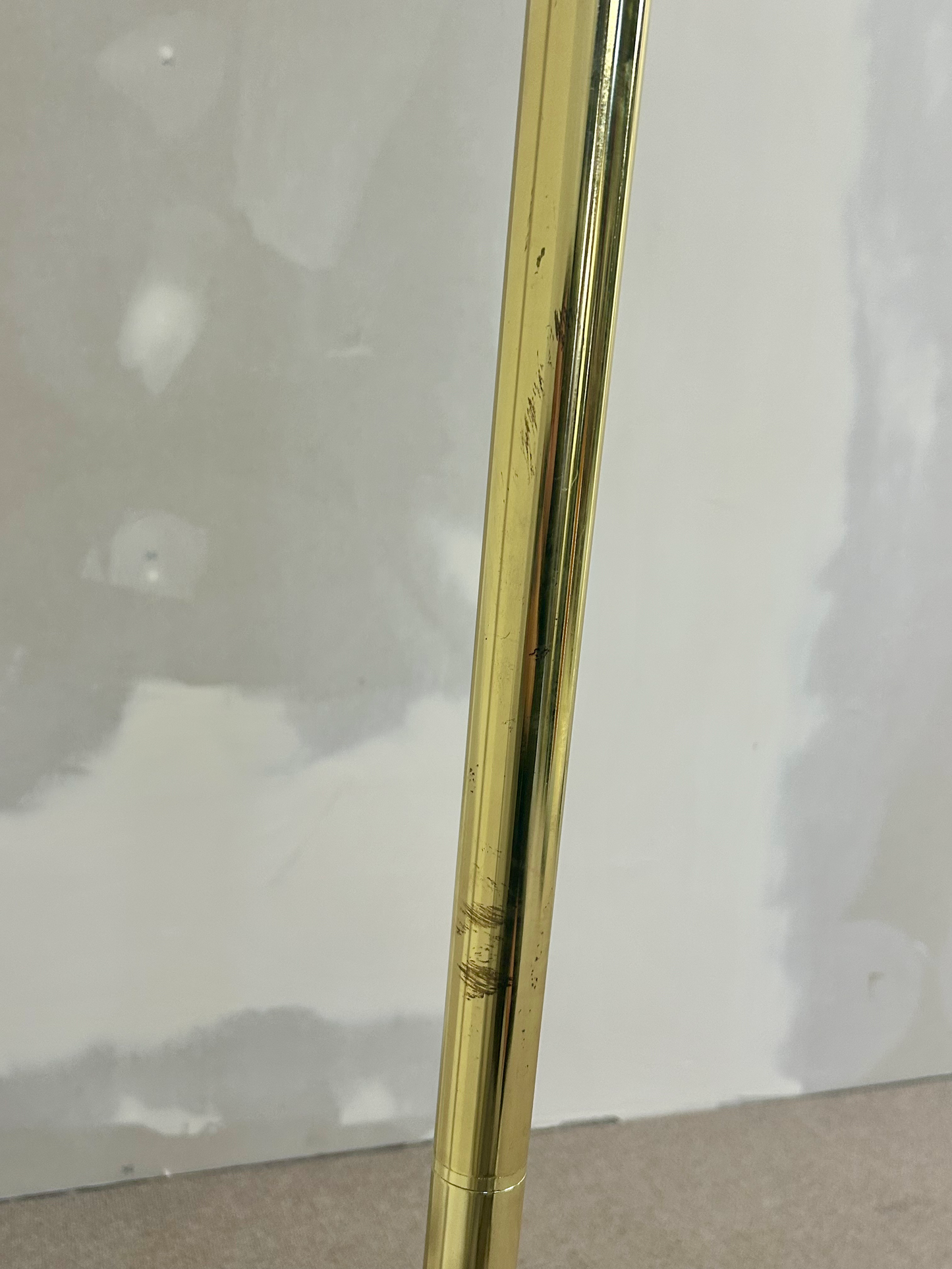 Elegante Stehlampe in Messing
