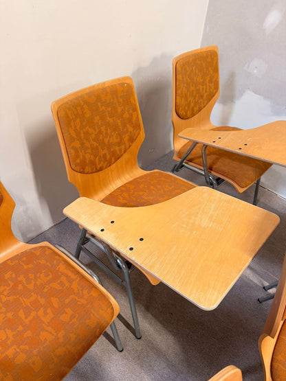 12 vintage Stühle mit Schreibplatte stapelbar Seminarstuhl
