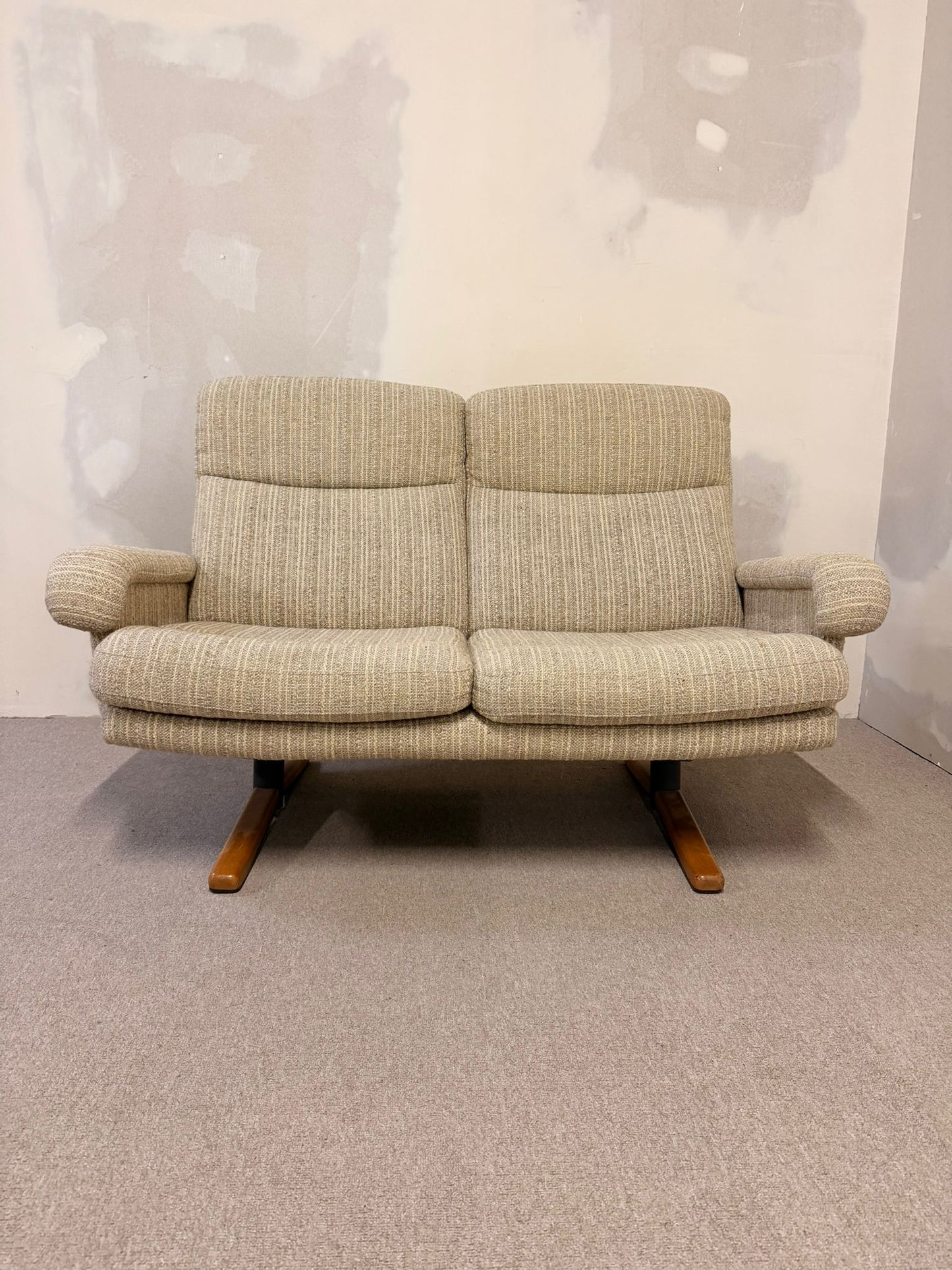 Dänisches Mid Century 2er Sofa mit Strukturstoffbezug, retro