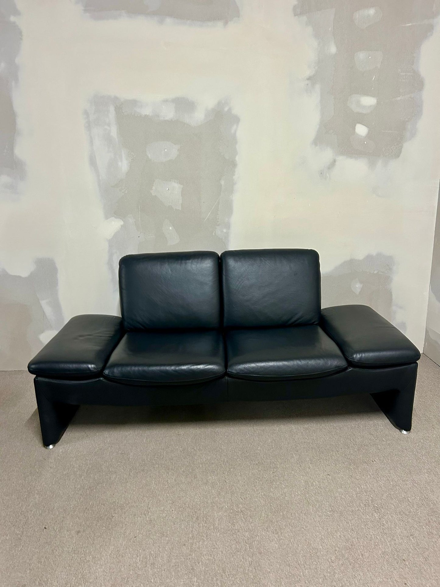 Leu Swiss Sofa schwarz Leder 2-Sitzer verstellbare Armlehnen