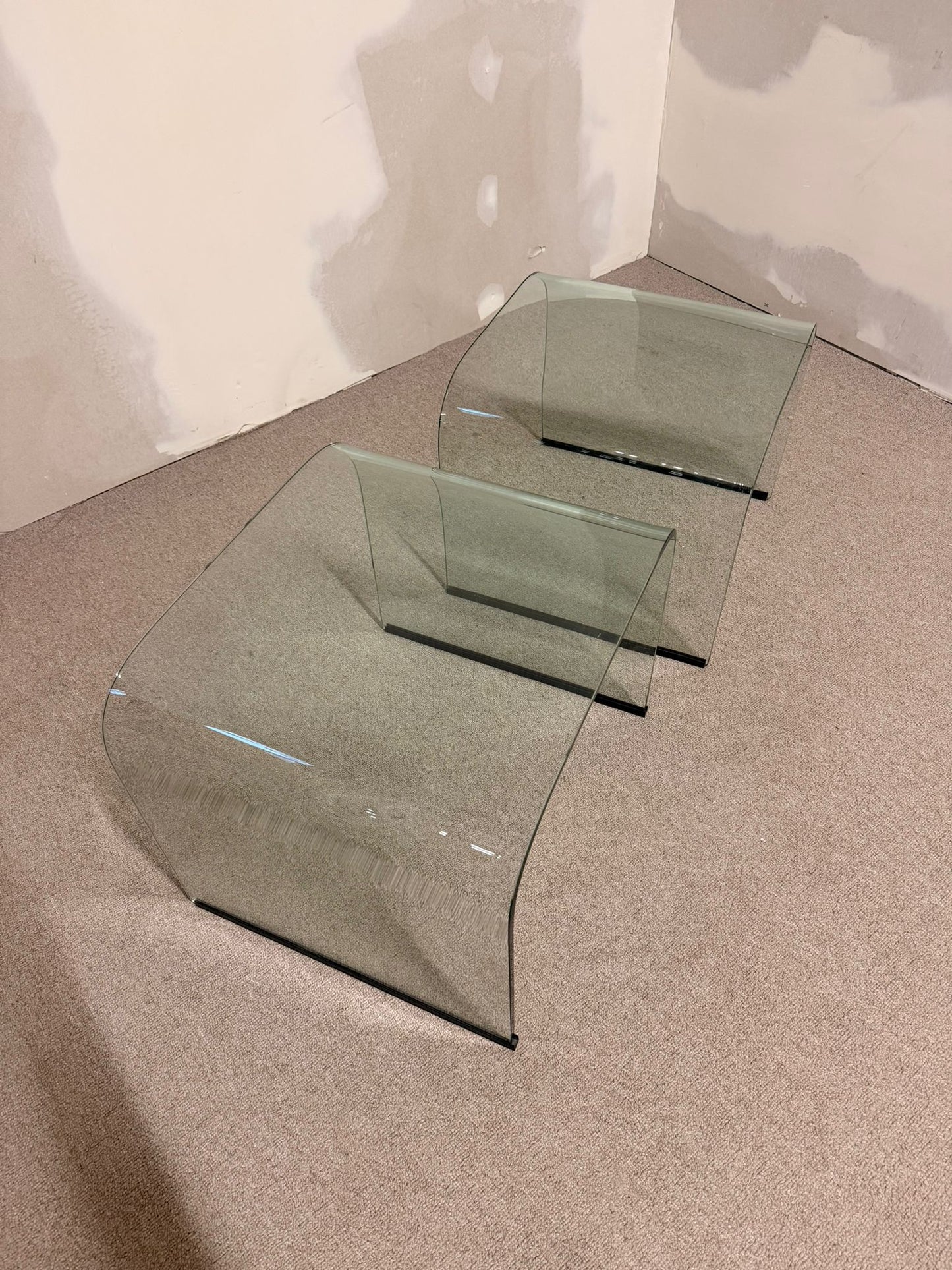 2er Set Gebogene Glas Beistelltische Waterfall Satztische