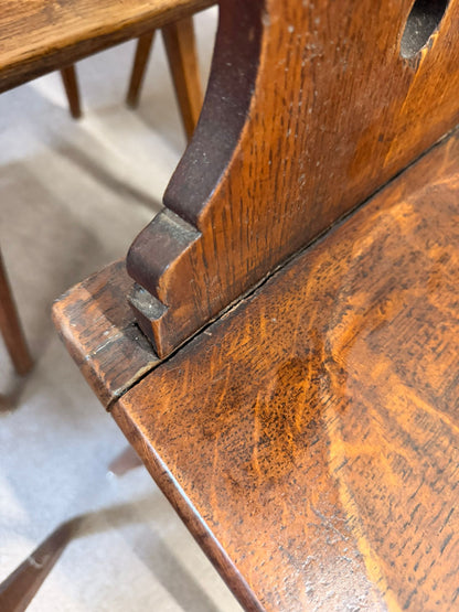 Bauernstühle Stabellen aus Holz im Landhausstil mit Herzform