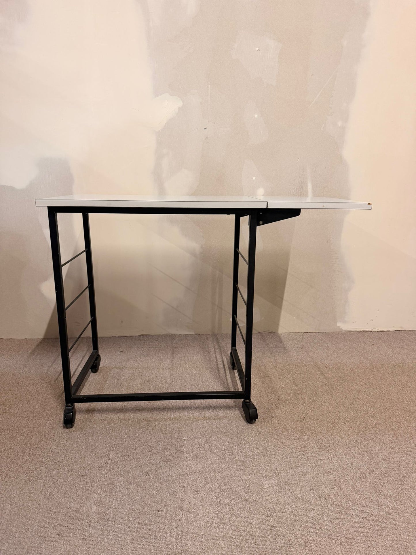 Giroflex Klapptisch Beistelltisch auf Rollen, String Design