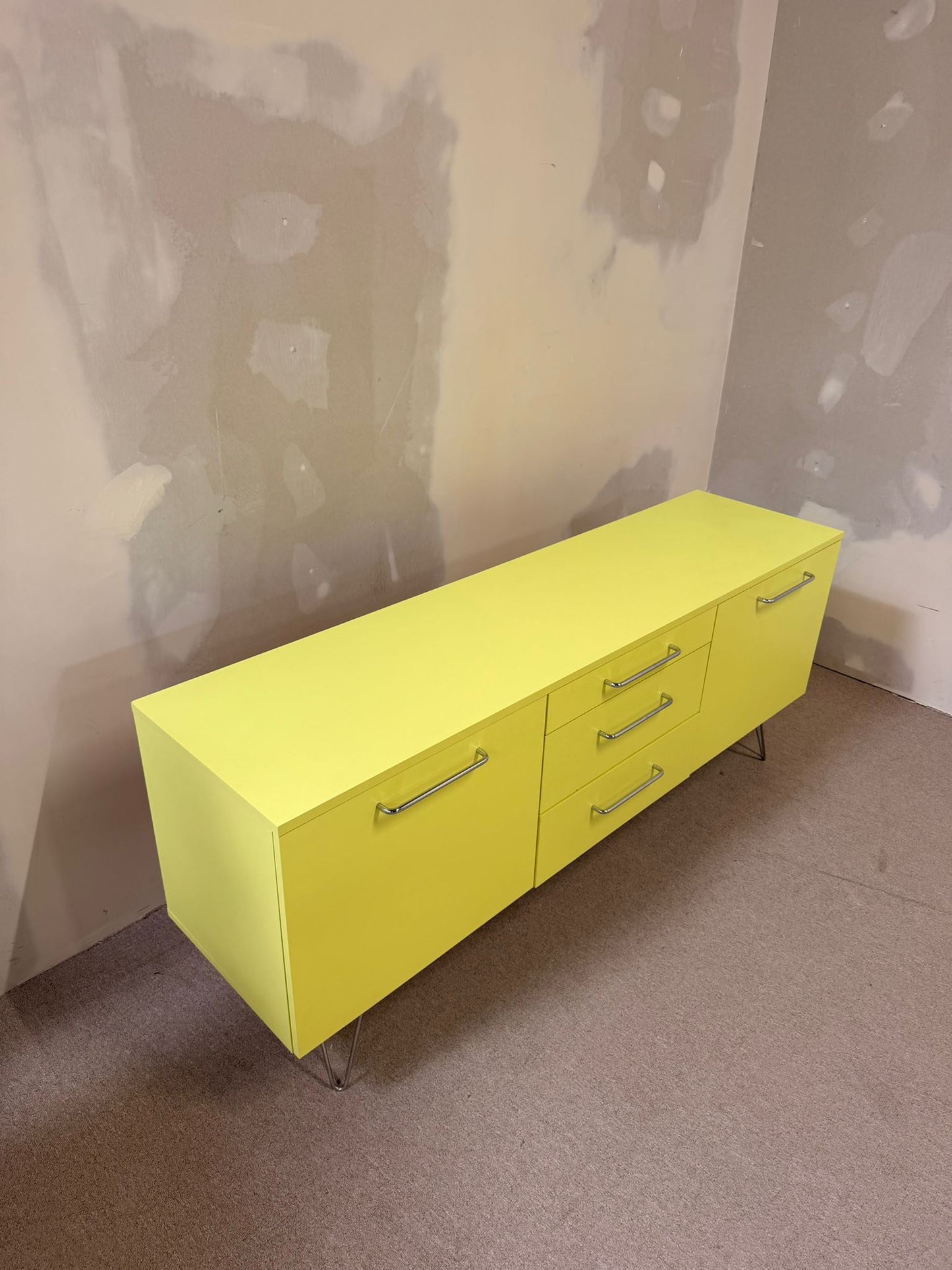 Modernes limettengrünes Sideboard Büffet im Retro Stil