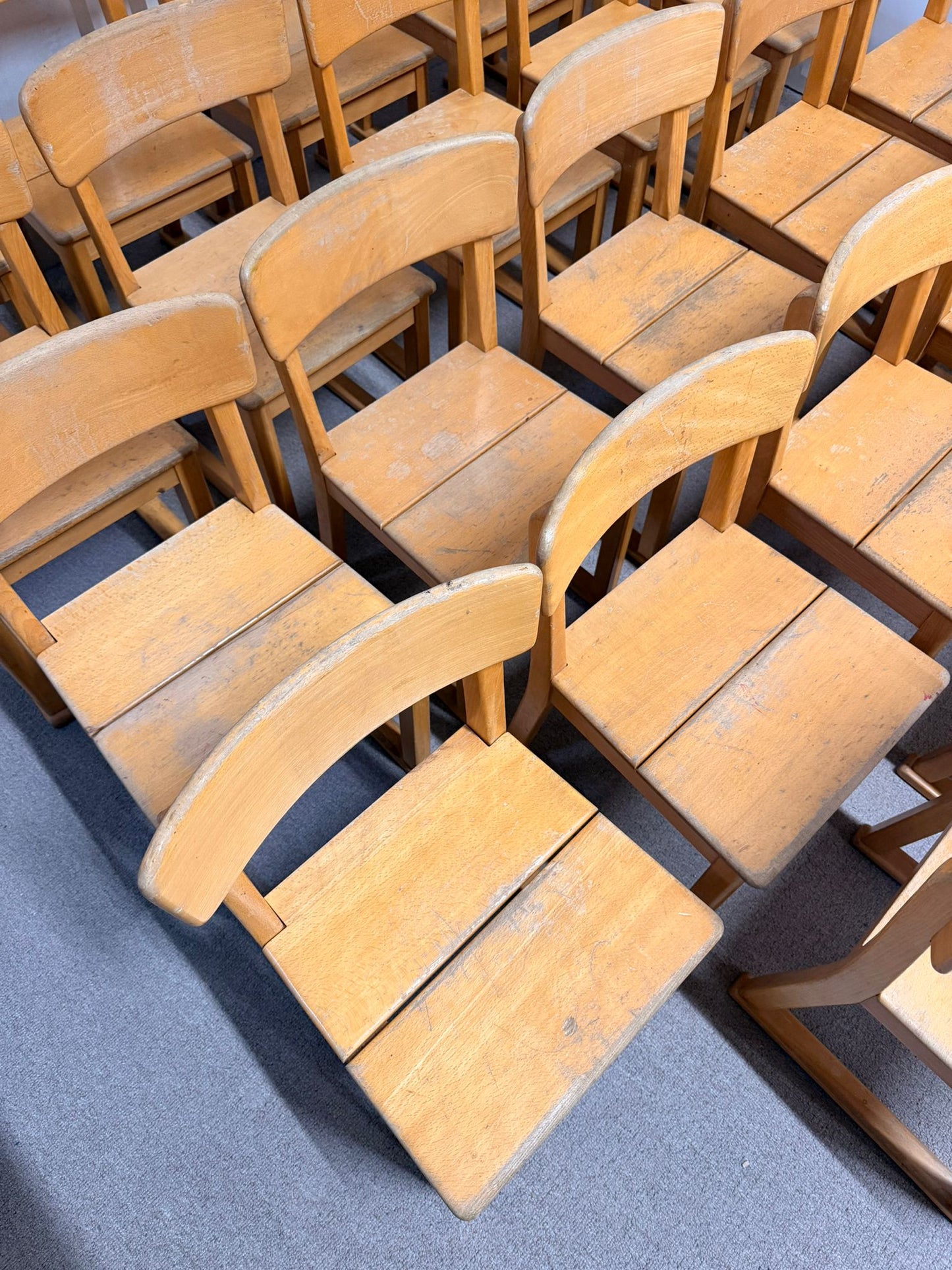 Stabile Kinderstühle aus Holz, ideal für Kindergarten/Krippe