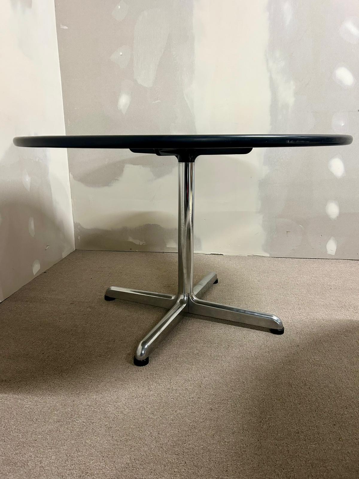 Runder Tisch mit weisser Platte + Chromfuss, Büro, 2x verf.