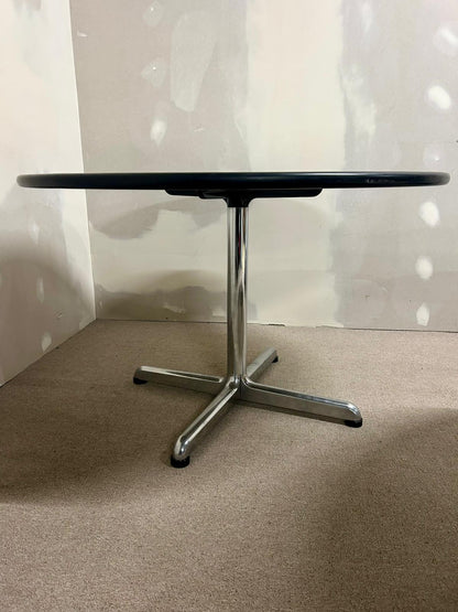 Runder Tisch mit weisser Platte + Chromfuss, Büro, 2x verf.