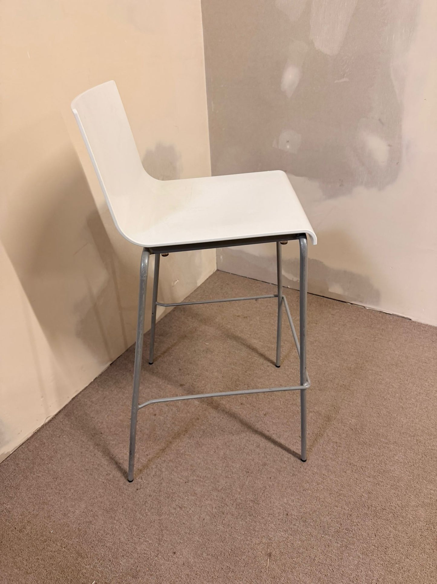 Weisser Barhocker mit Schalensitz und Metallgestell